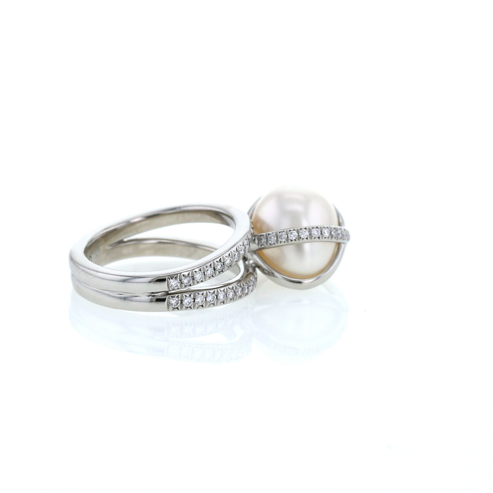 Fred Baie des Anges ring in platinium, cultured pearl and diamonds Fred Baie des Anges ring in platinium, cultured pearl and diamonds