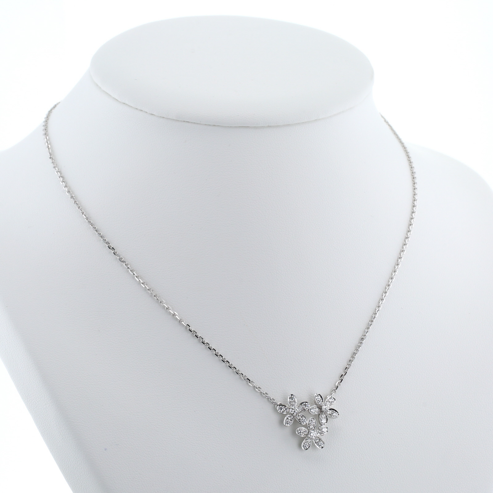 Van Cleef 
Arpels Socrate necklace in white gold and diamonds