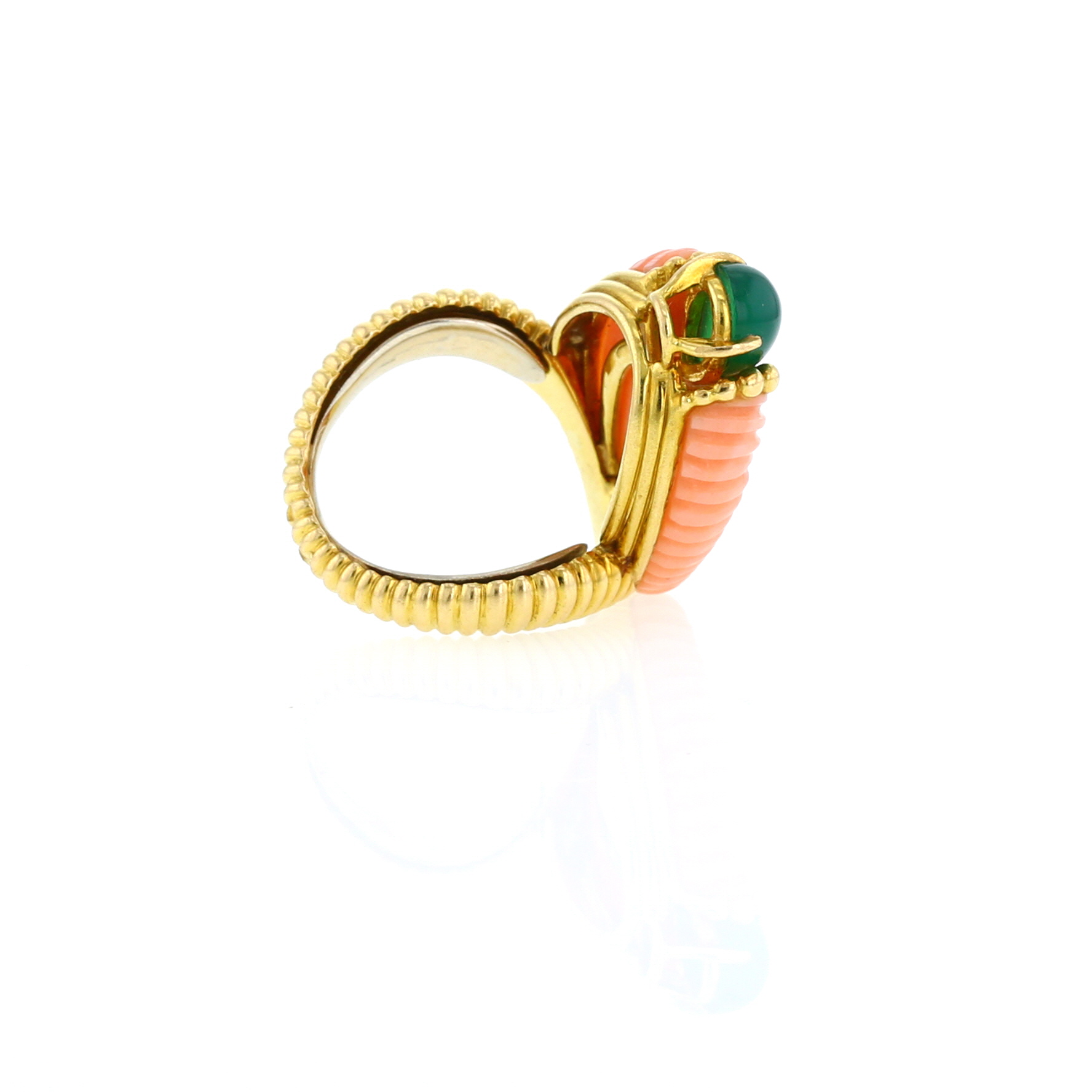 Vintage  ring in yellow gold, coral and chrysopraseand in diamonds