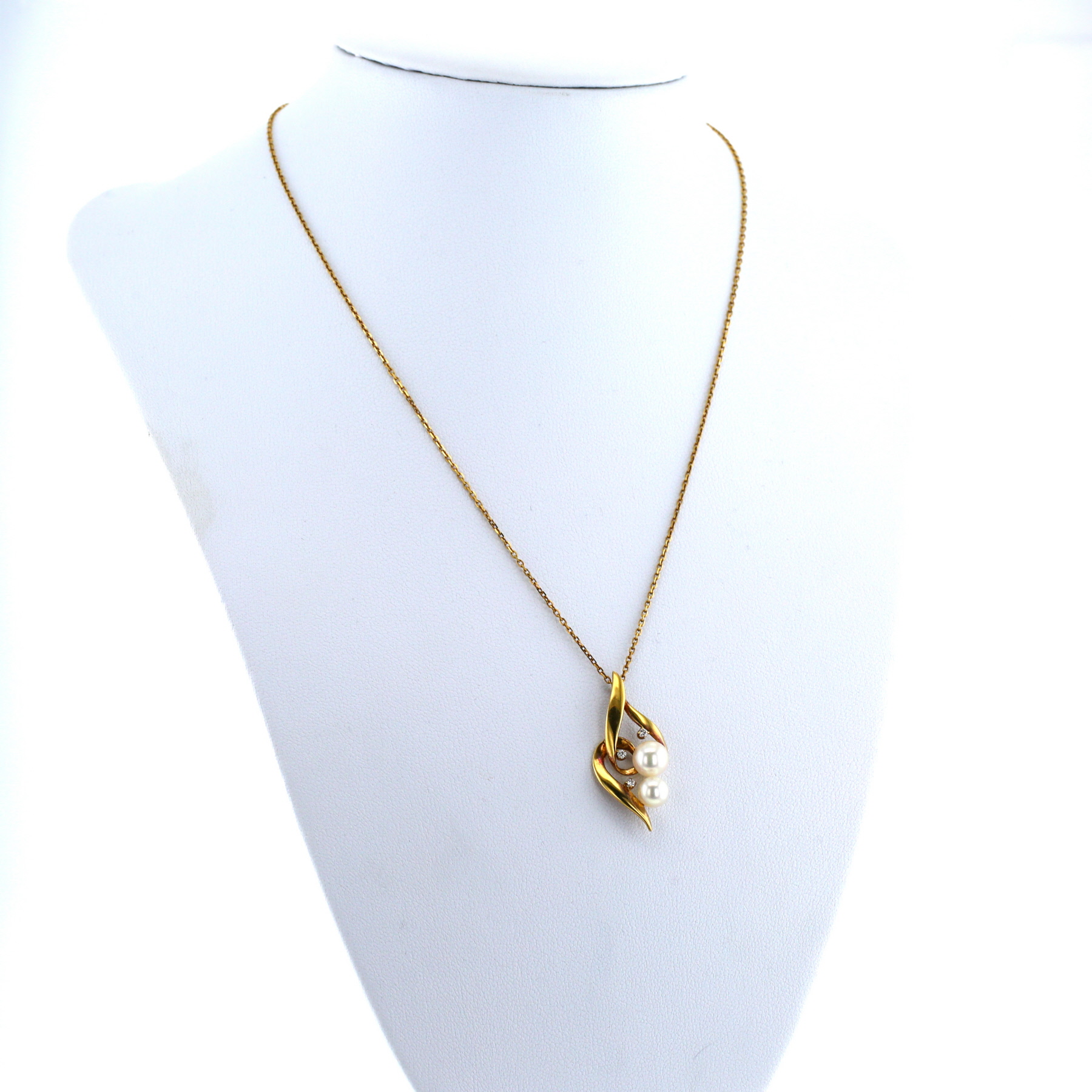 Collier Mikimoto  en or jaune, diamants et perles de culture