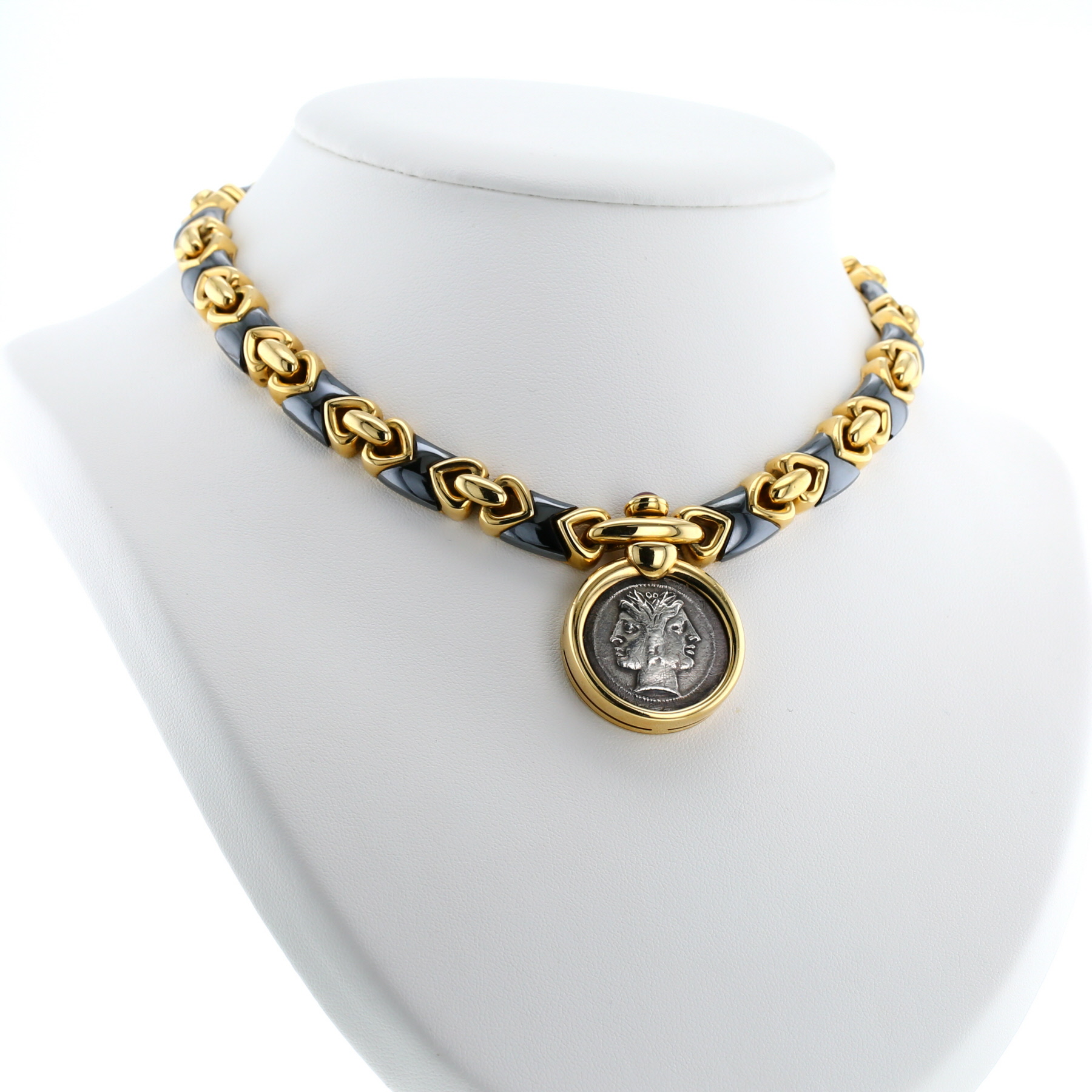 Collar época años 80 Bulgari Monete de oro amarillo, plata y hematites Collar época años 80 Bulgari Monete de oro amarillo, plata y hematites