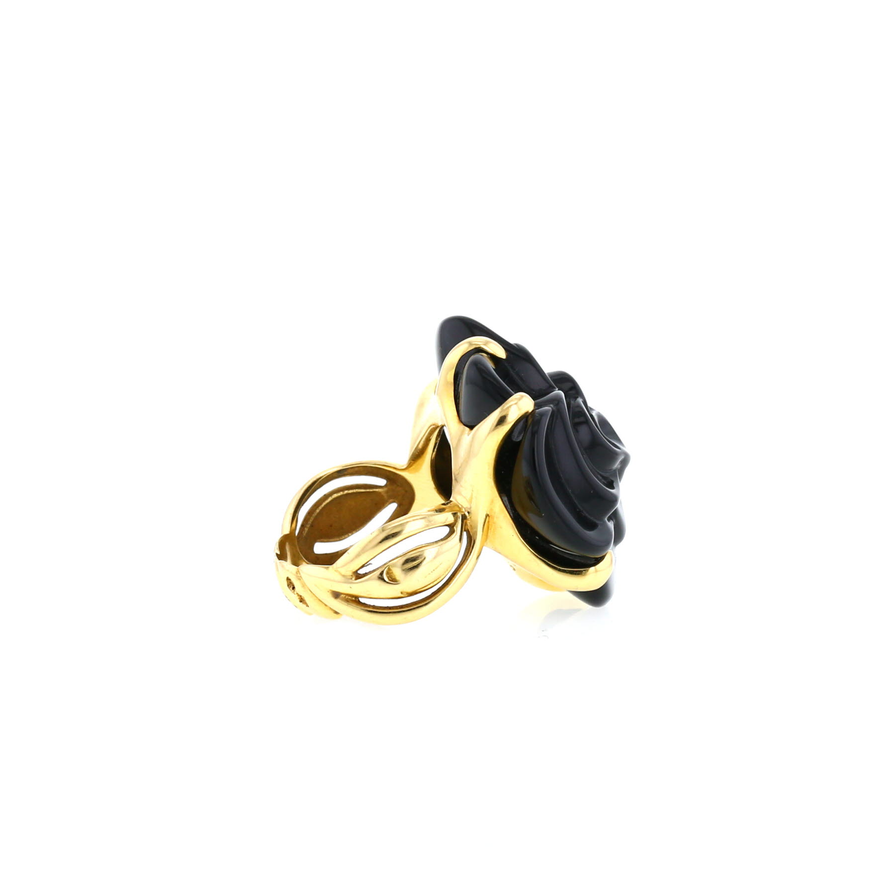 Anello Chanel Camelia modello medio in oro giallo e onice