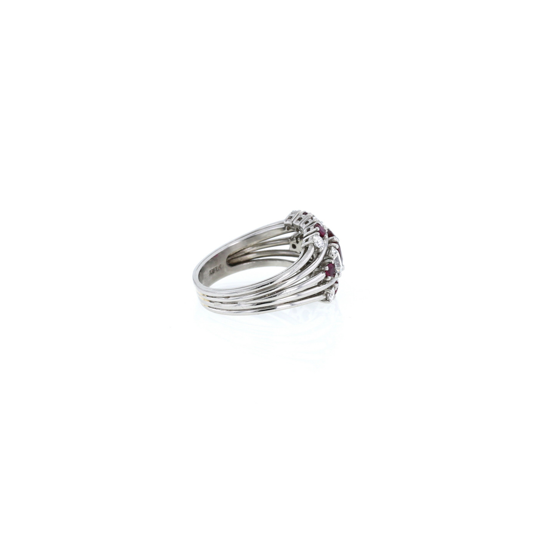 Bague Raymond Yard en platine, rubis birman non chauffé et diamants
