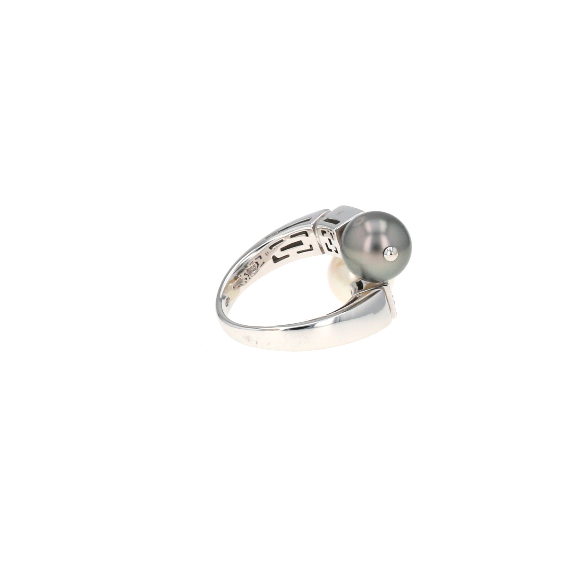 Bulgari Lucéa ring in white gold, diamonds and cultured pearls
