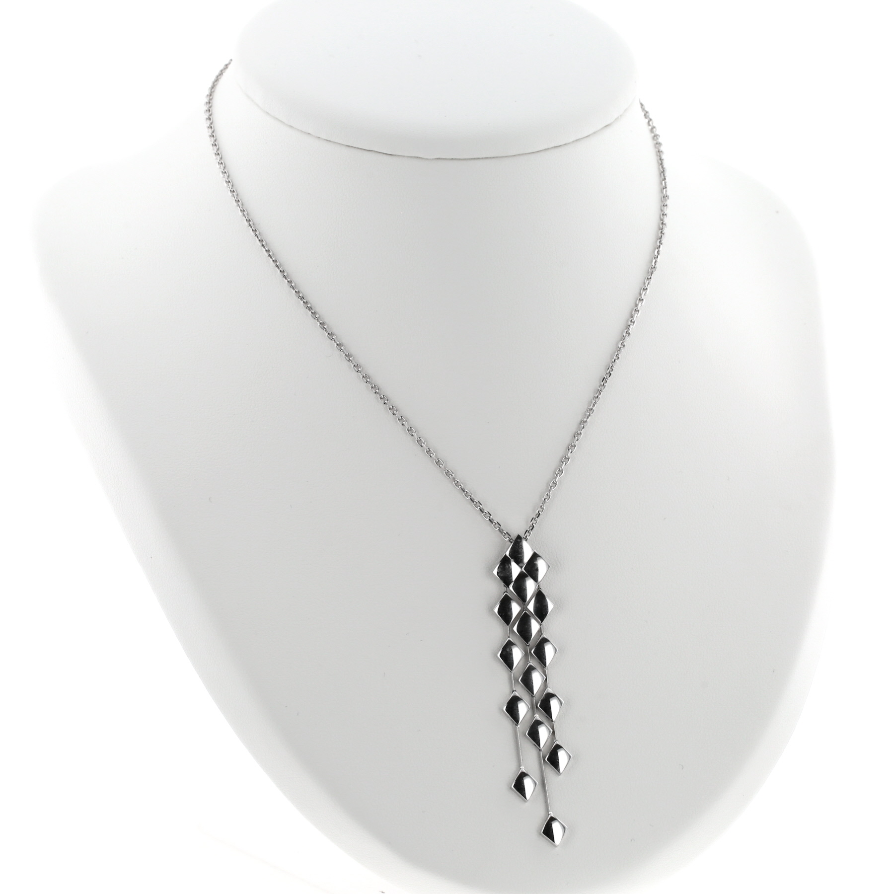 Chanel Matelassé pendant in white gold