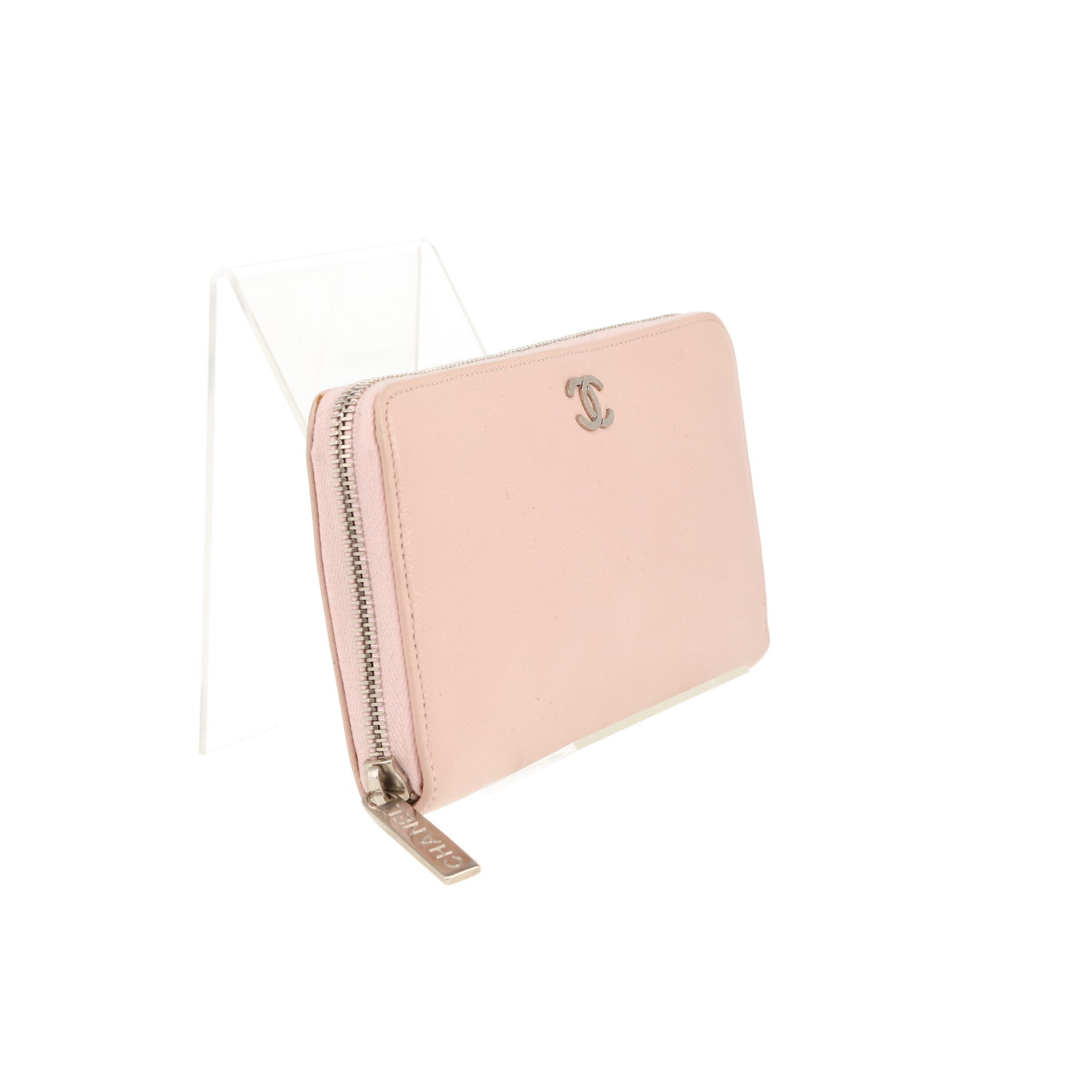 Chanel   wallet  in varnished pink leather