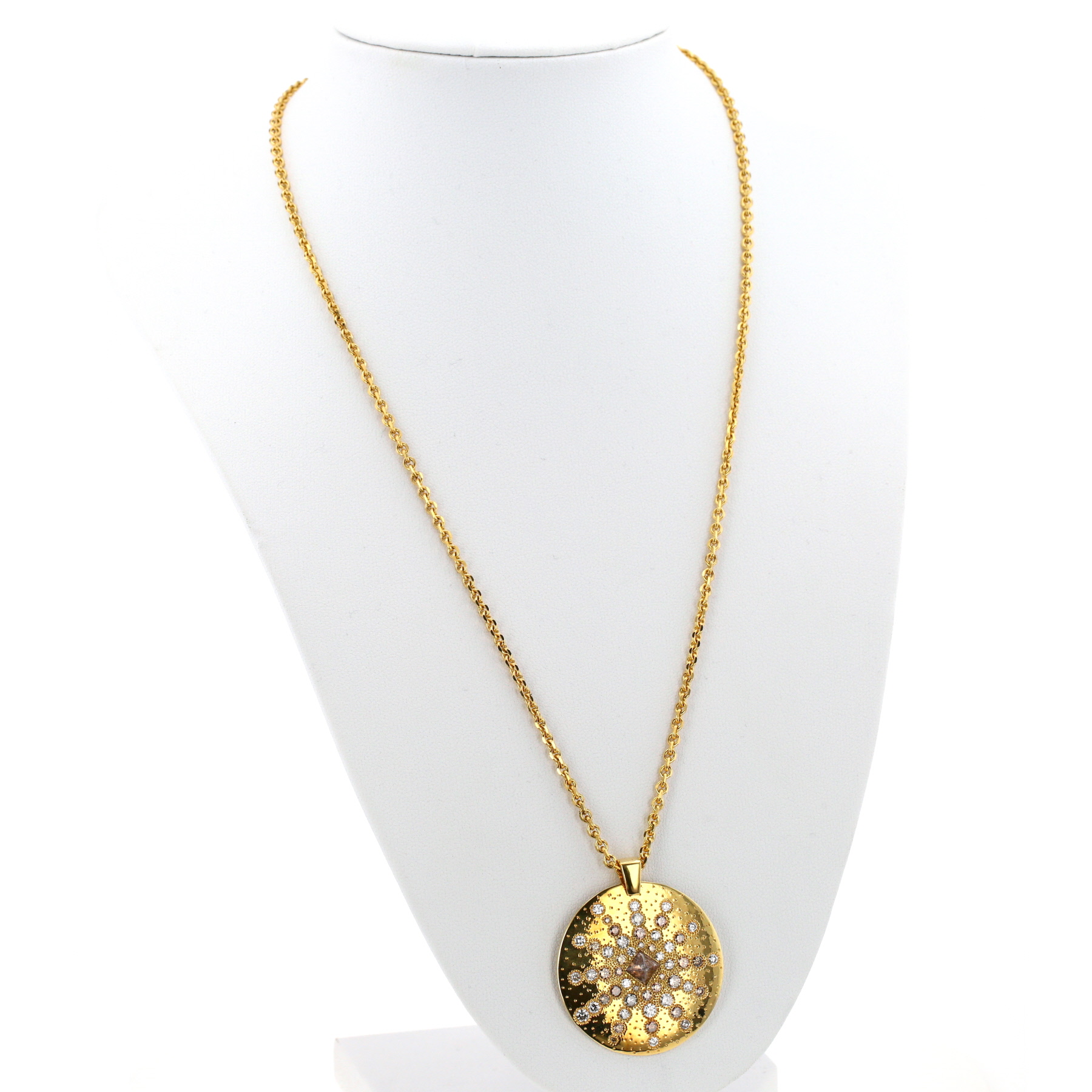 De Beers Talisman pendant in yellow gold, diamonds and rough diamond