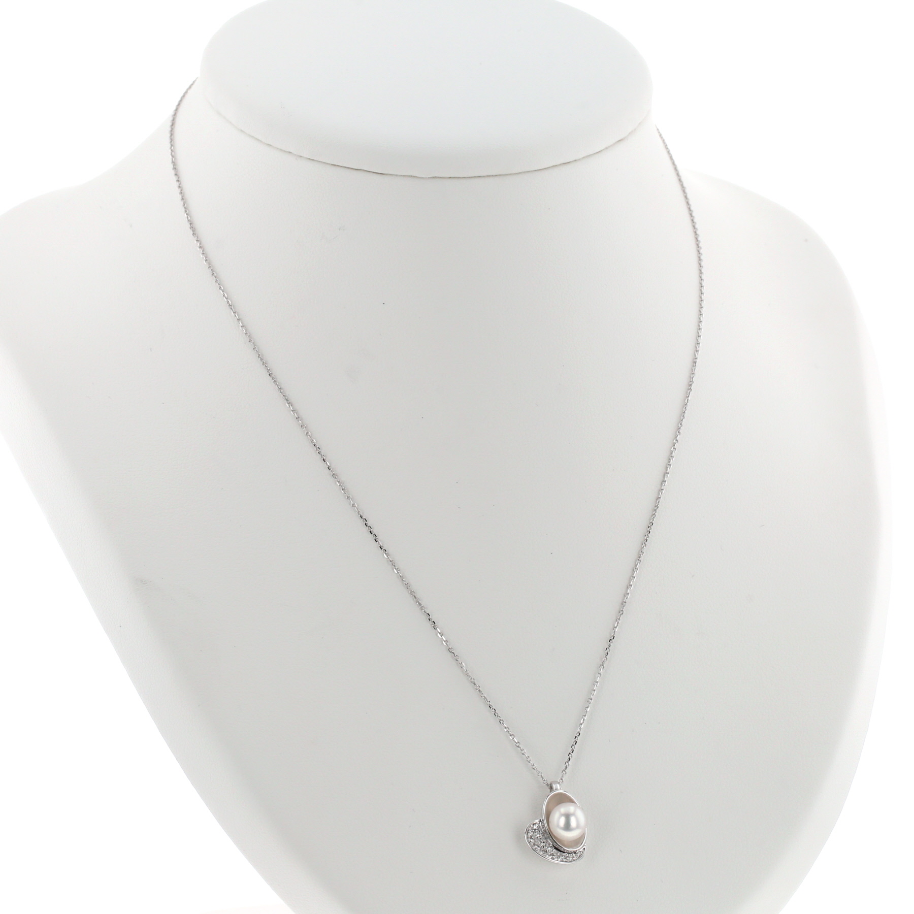 Pendentif Mikimoto  en or blanc, diamants et perle de culture