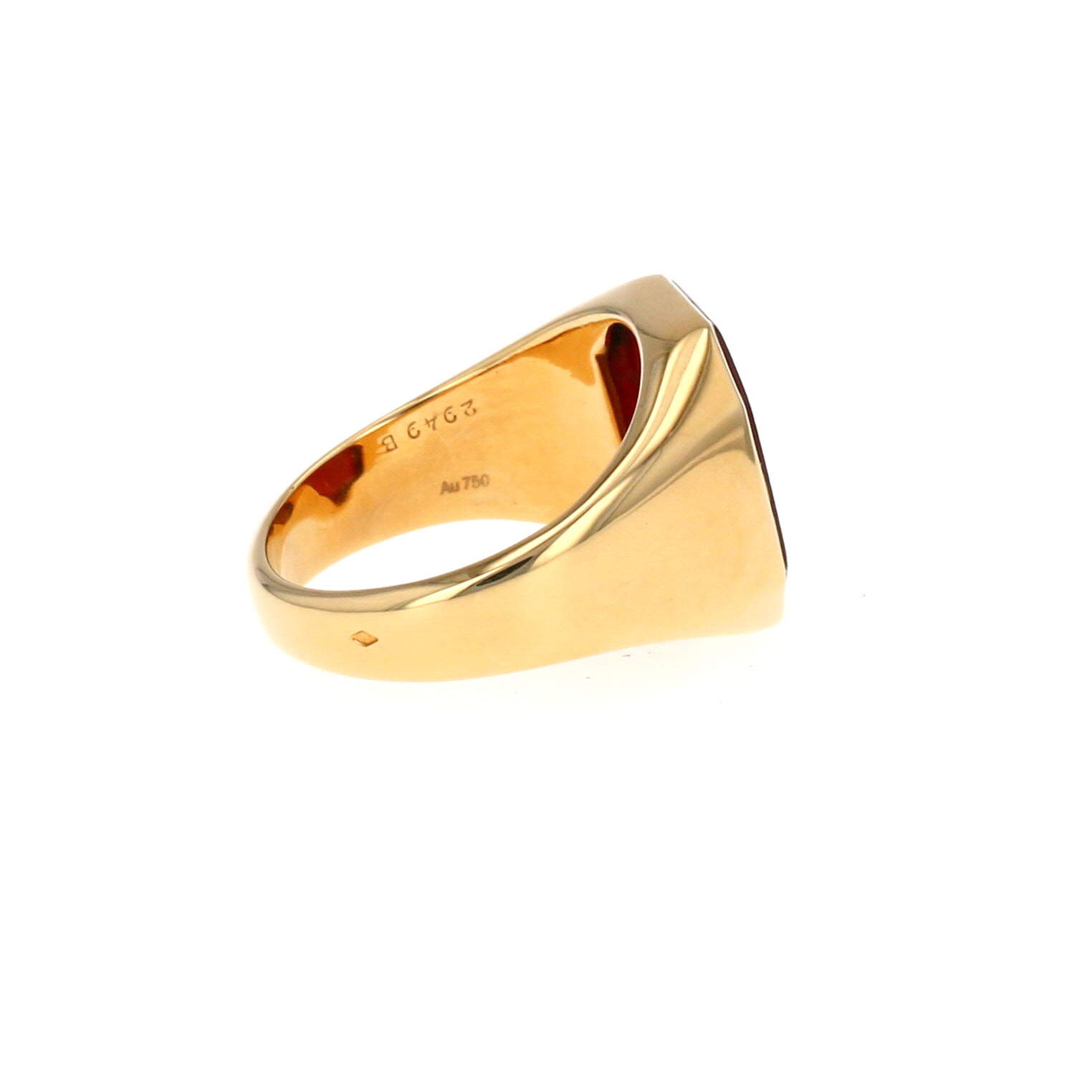 Bague chevalière Mellerio  en or jaune et cornaline