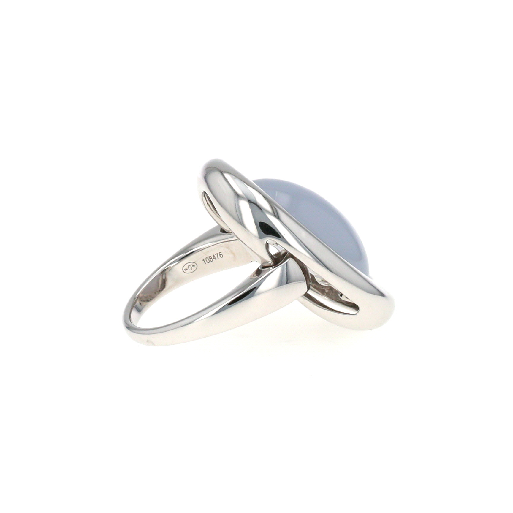 Anello semi-mobile Poiray Indrani modello grande in oro bianco e calcedonio
