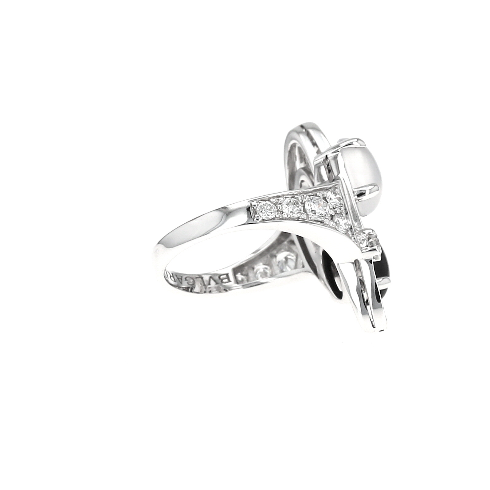 Bulgari Elisia ring in white gold, diamonds and moonstone
