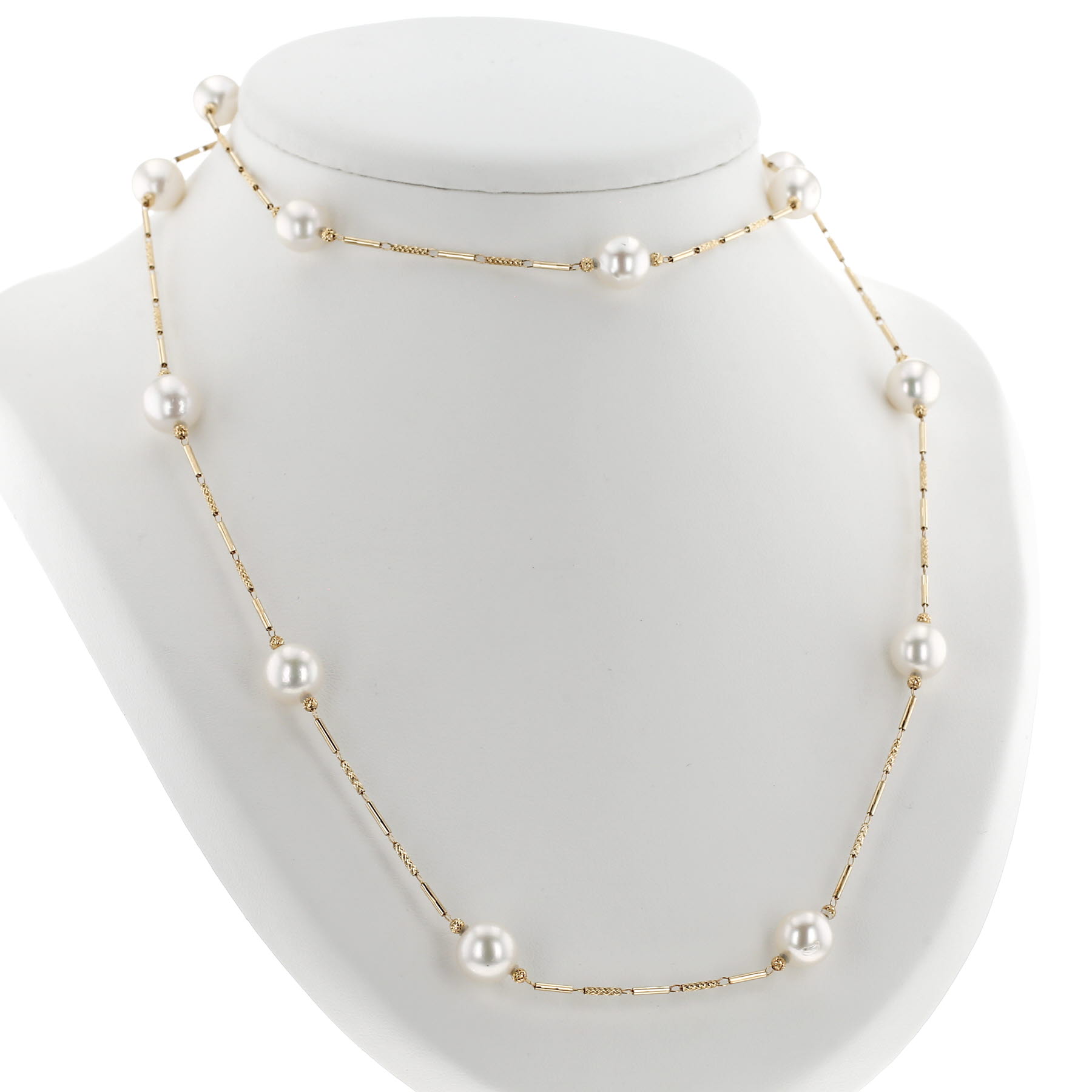 Sautoir Tasaki  en or jaune et perles de culture