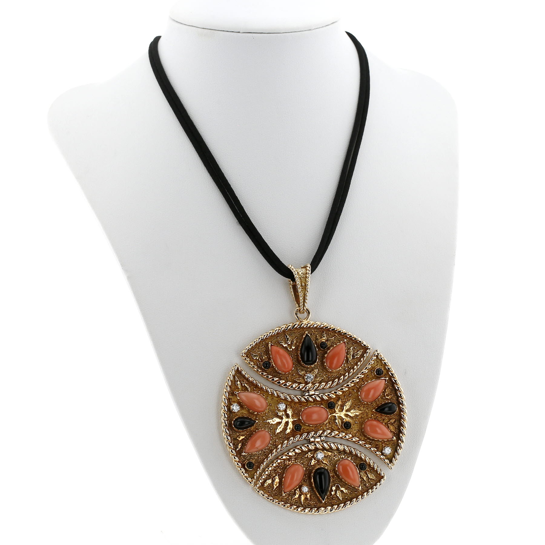 Ciondolo  Van Cleef 
Arpels  in oro giallo, corallo e onice.