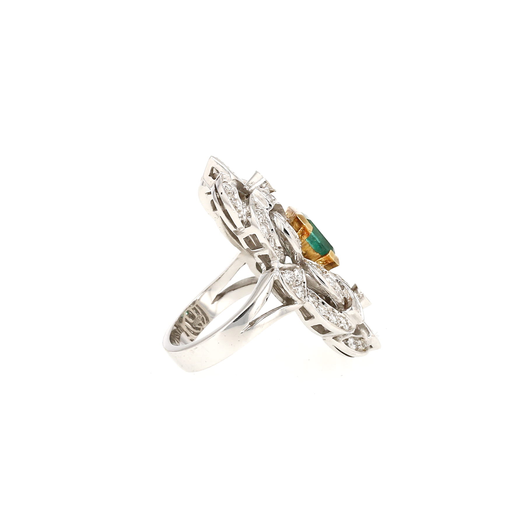 Vintage  ring in yellow gold, white gold, emerald and diamonds
