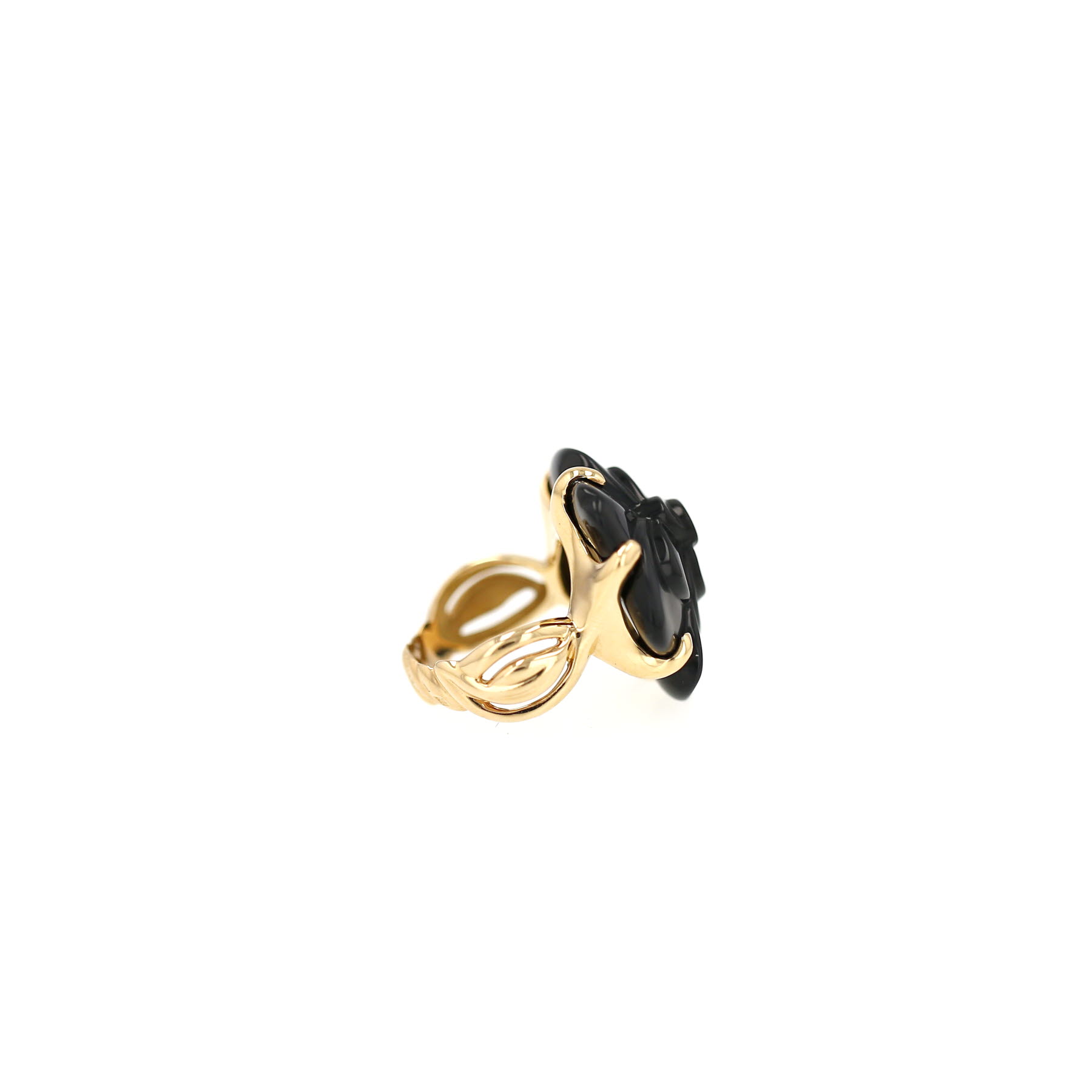 Chanel Camelia medium model ring in yellow gold and onyx