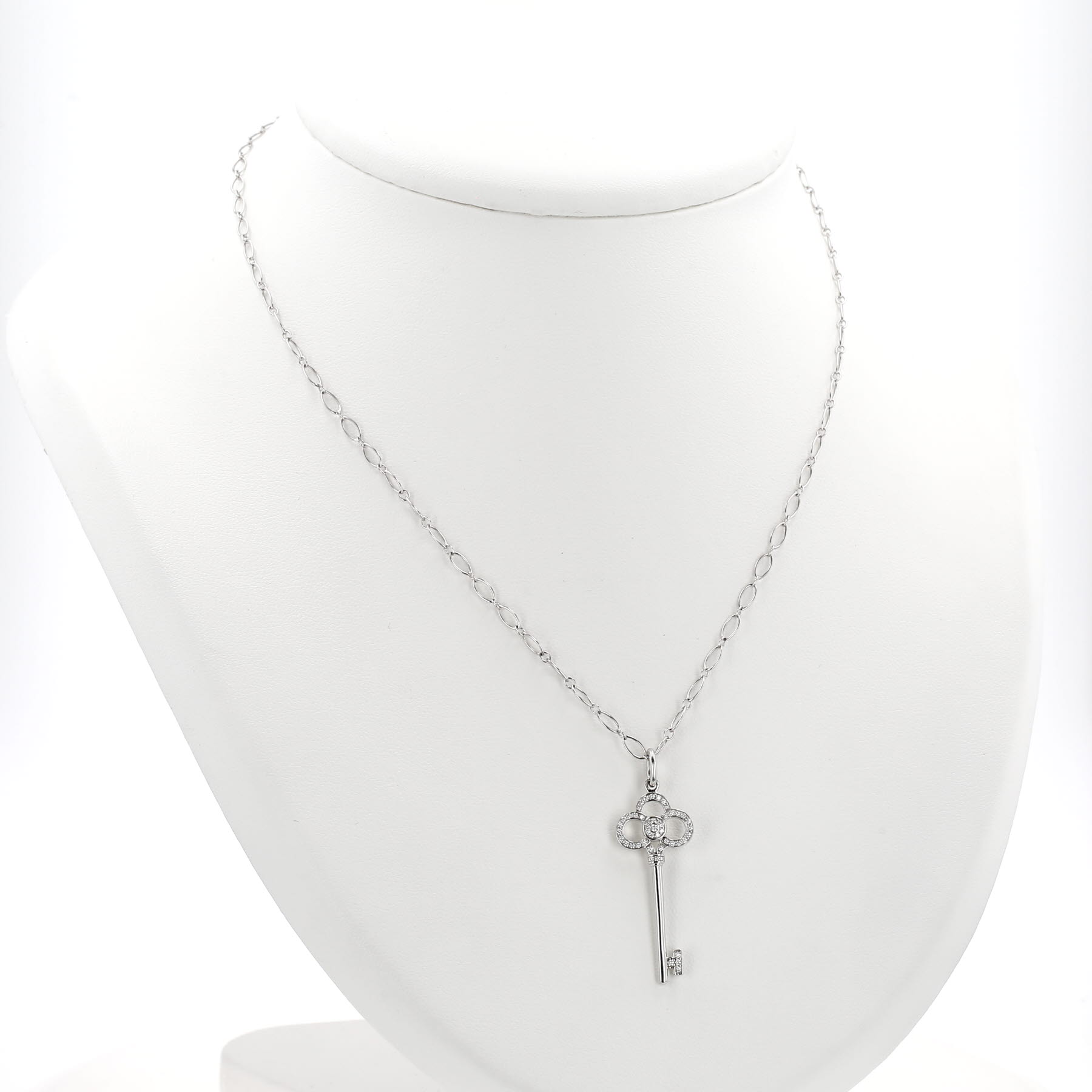 Collier Tiffany & Co Clé Couronne en or blanc et diamants