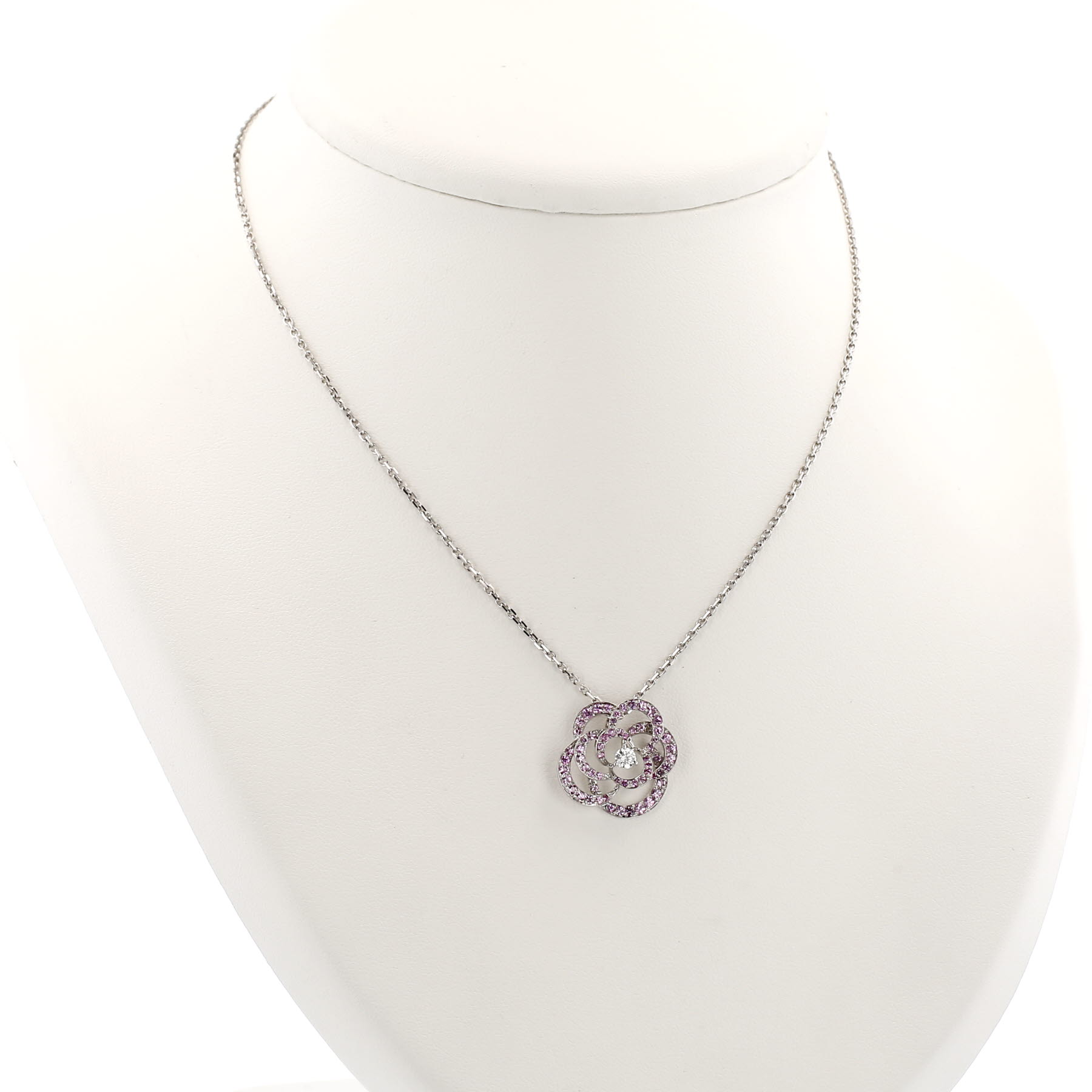 Ciondolo Chanel Camelia in oro bianco, zaffiri rosa e diamanti