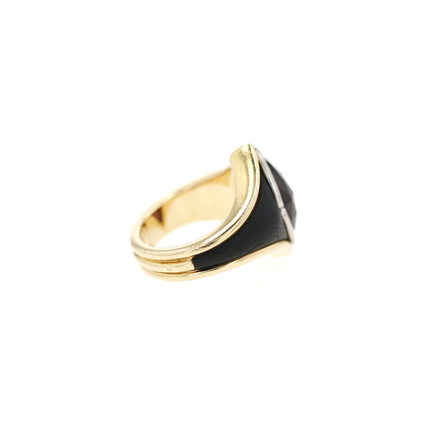 Rene Boivin  ring in yellow gold, ebony and garnet