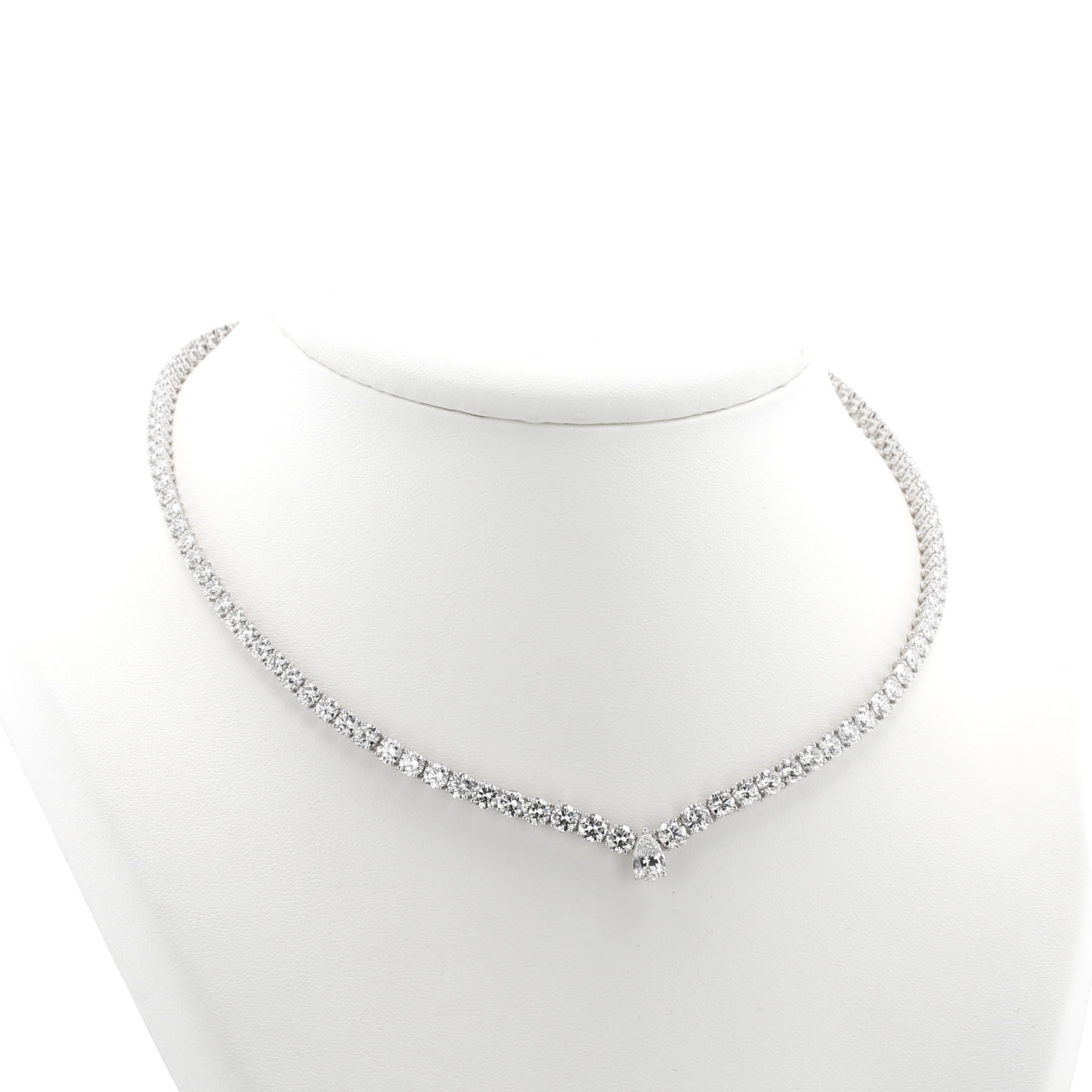 Cartier Lignes Essentielles necklace in platinium and diamonds