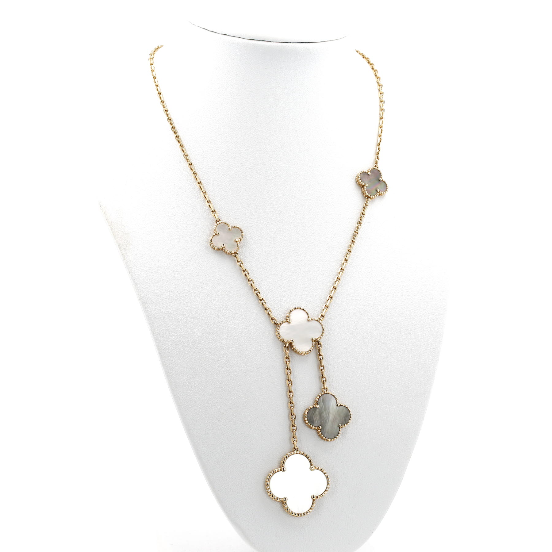 Collana Van Cleef 
Arpels Magic Alhambra in oro giallo, madreperla e onice