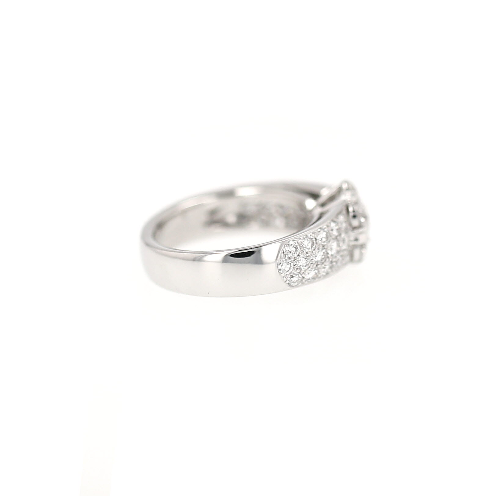 Anello Van Cleef 
Arpels Fleurette modello grande in oro bianco e diamanti