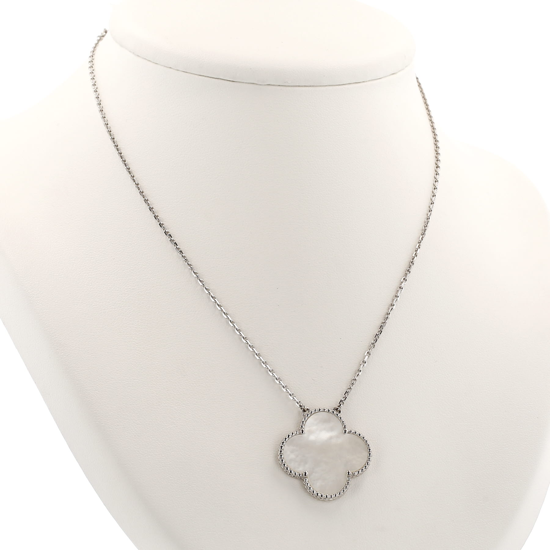 Collar Van Cleef & Arpels Magic Alhambra de oro blanco y nácar