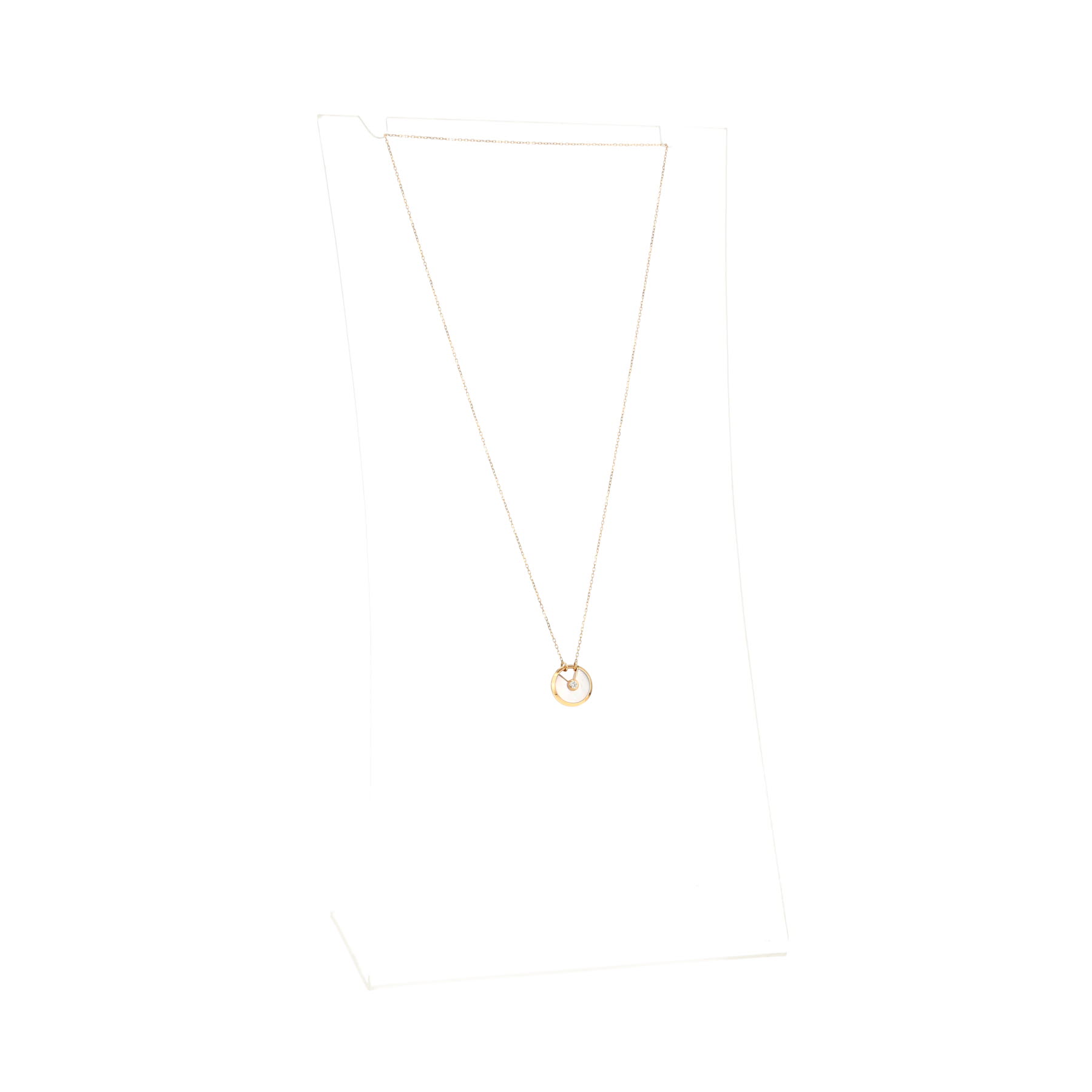 Collier Cartier Amulette petit modèle en or jaune, nacre et diamant