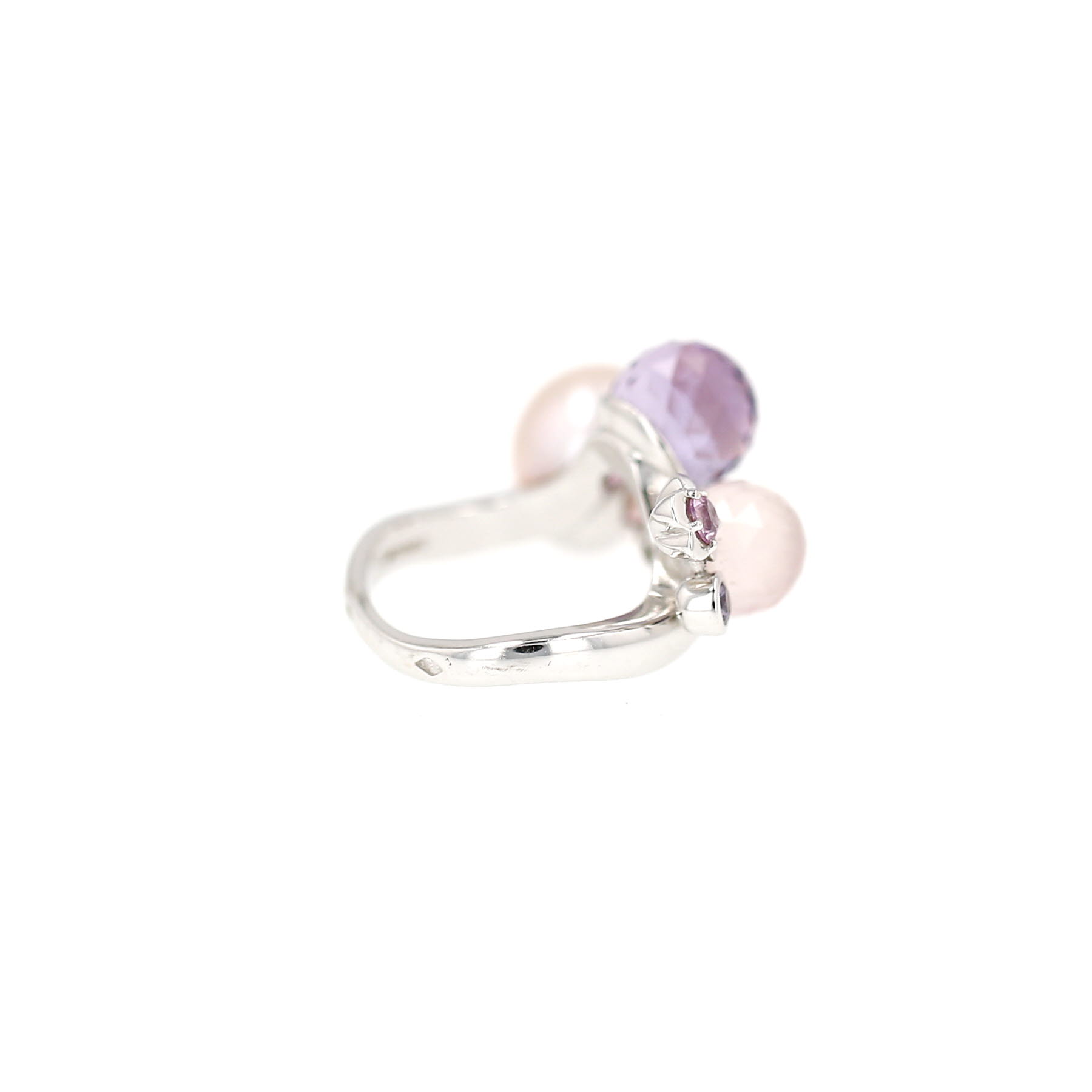 Anello Chanel Mademoiselle modello piccolo in oro bianco, pietre colorate e perla Anello Chanel Mademoiselle modello piccolo in oro bianco, pietre colorate e perla