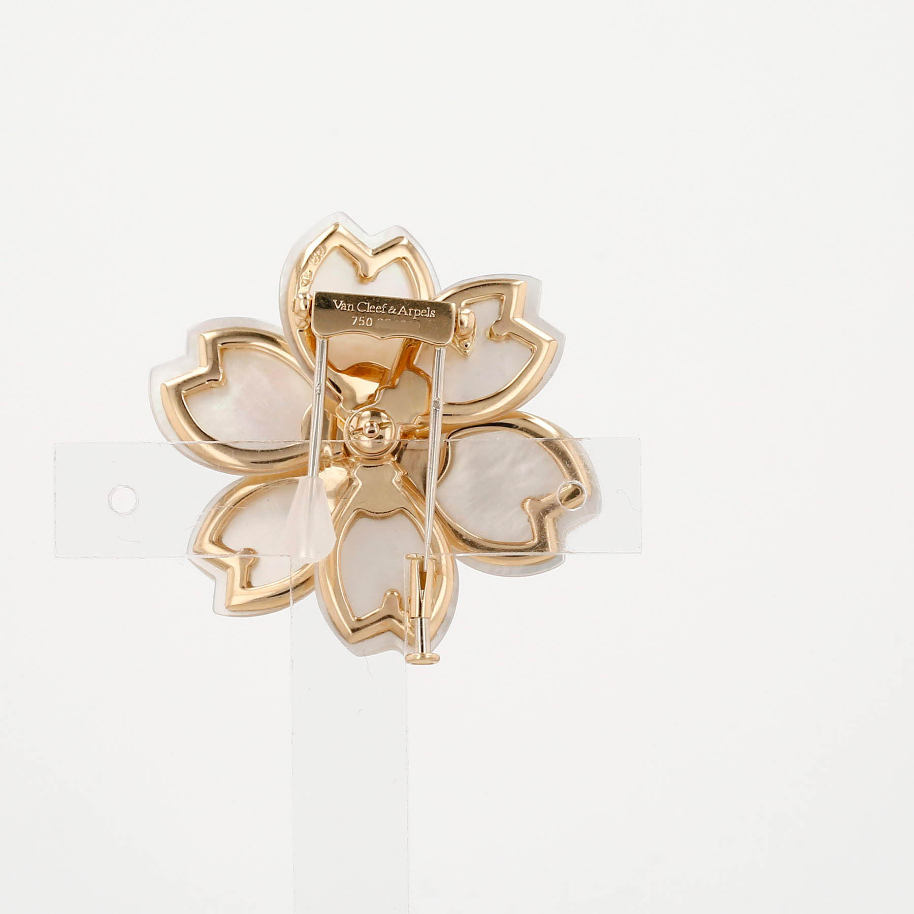 Van Cleef 
Arpels Rose de Noel medium model clip in yellow gold, diamonds and mother of pearl