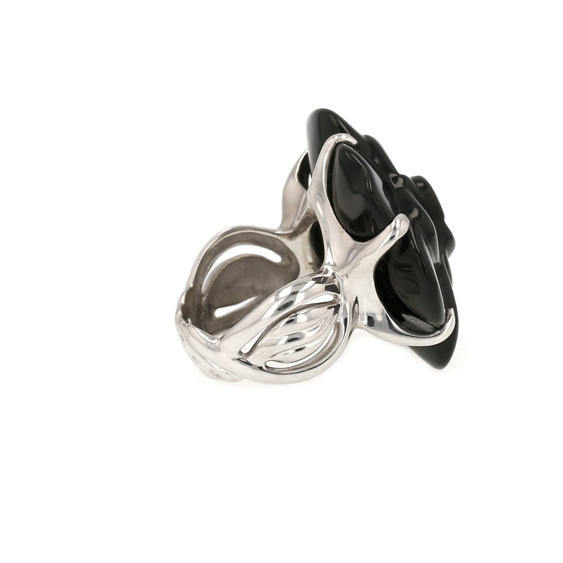 Chanel Camelia large model ring in white gold and onyx Chanel Camelia large model ring in white gold and onyx