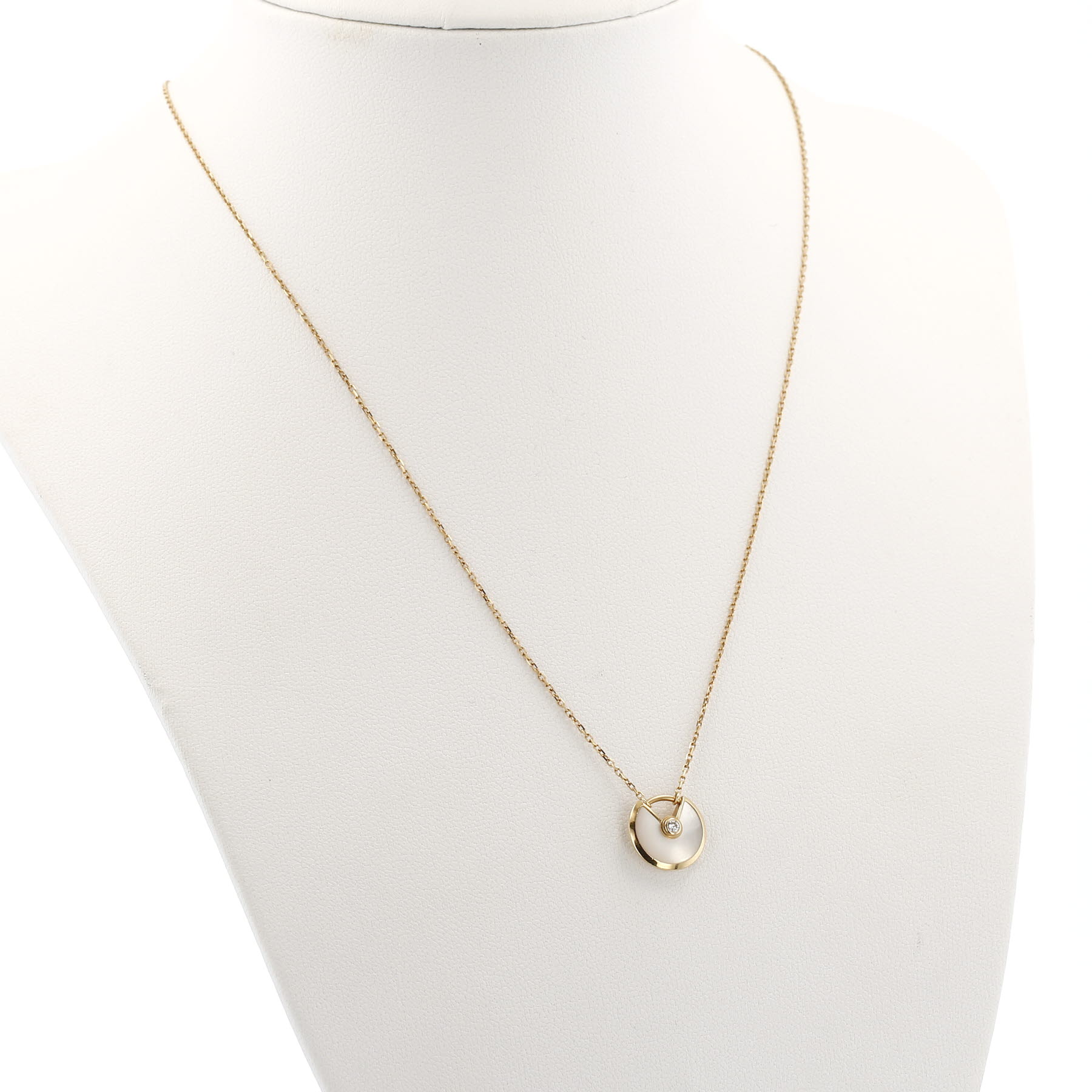 Collar Cartier Amulette talla XS de oro amarillo, diamante y nácar