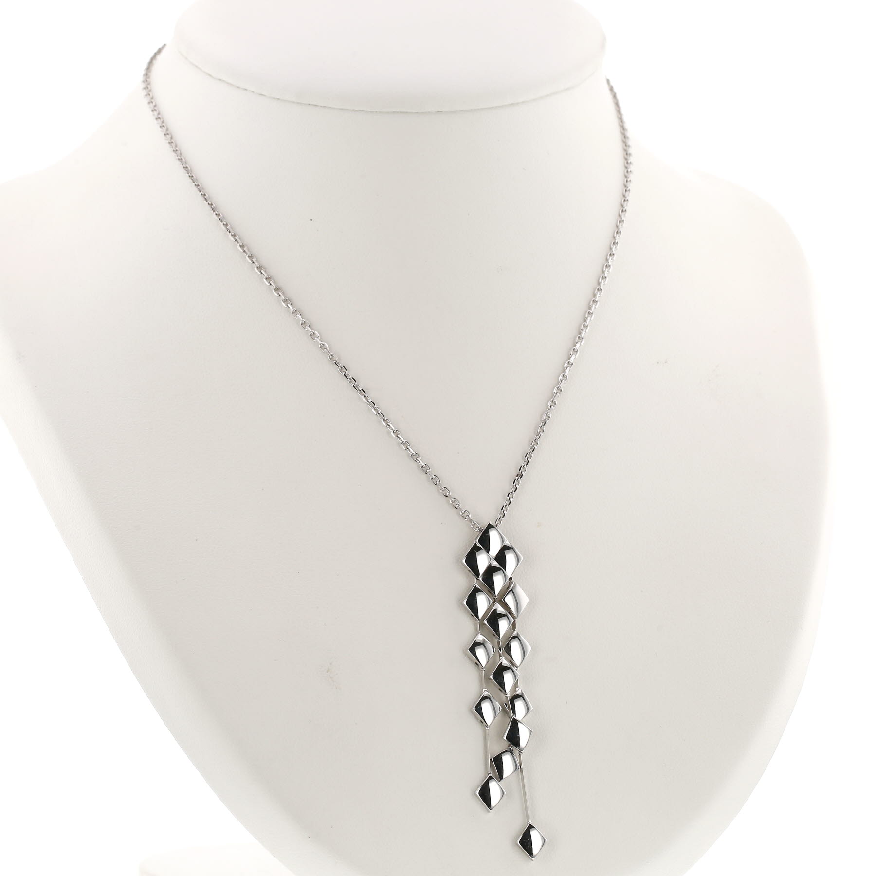 Chanel Matelassé necklace in white gold