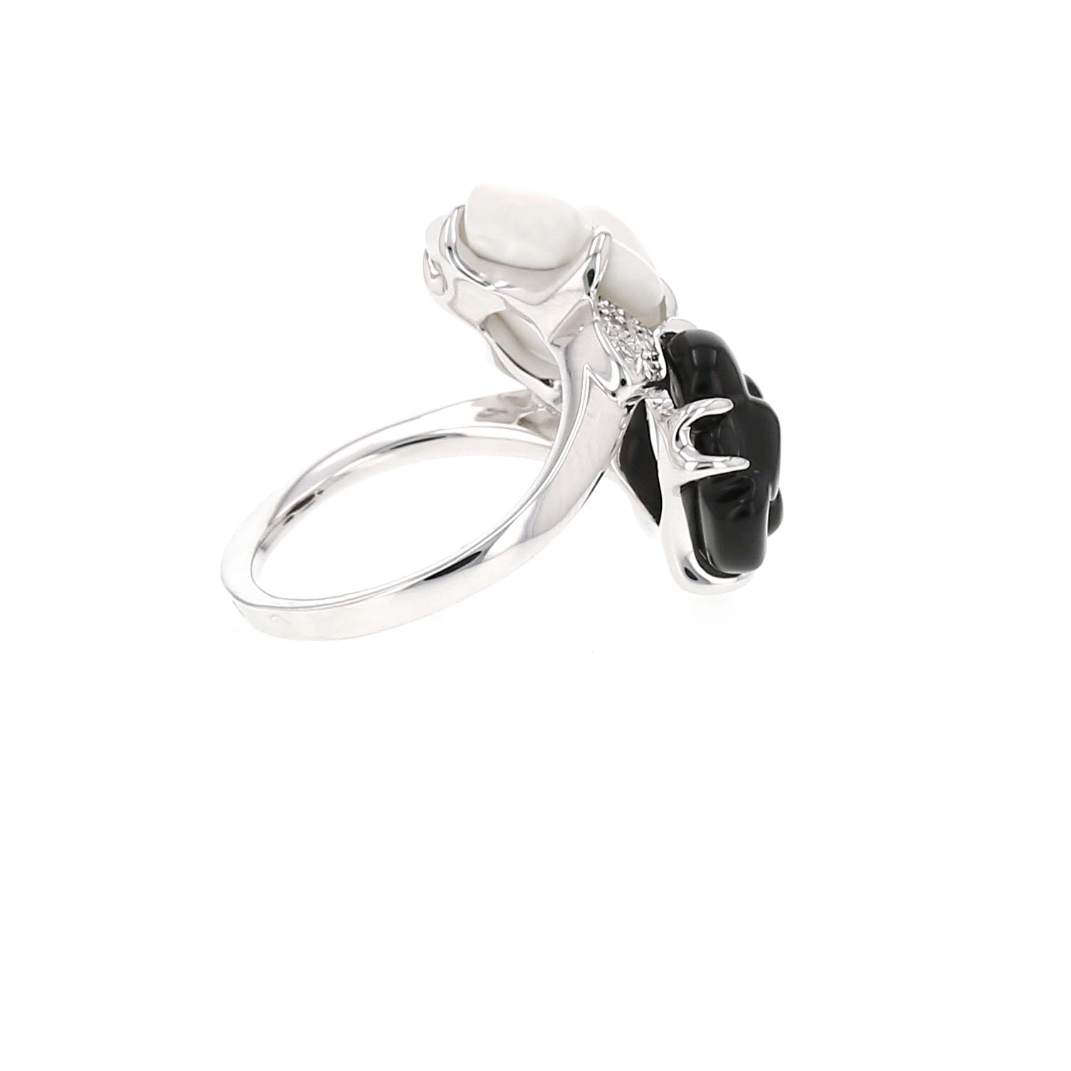 Chanel Camelia ring in white gold, agate and onyxand in diamonds