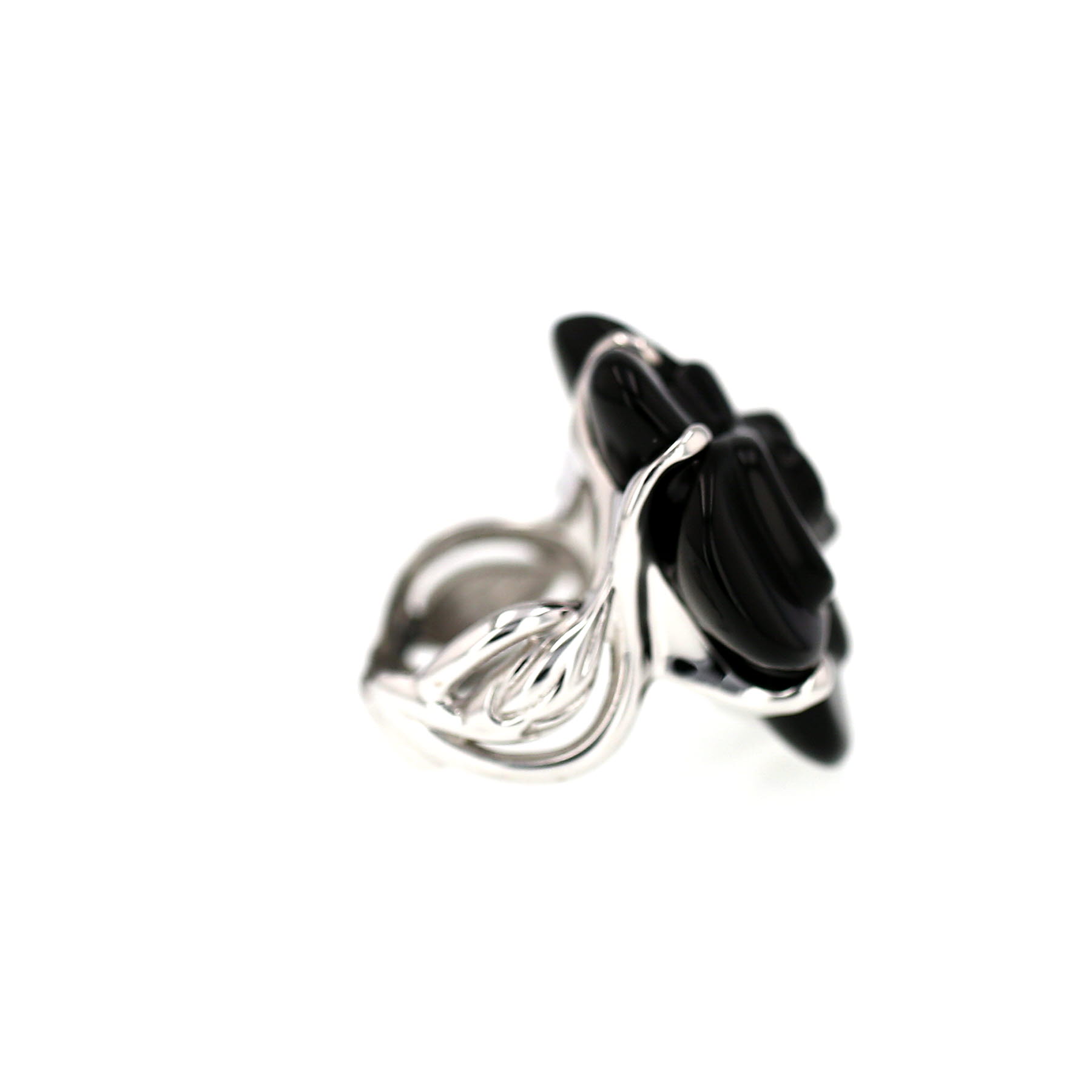 Chanel Camelia large model ring in white gold and onyx