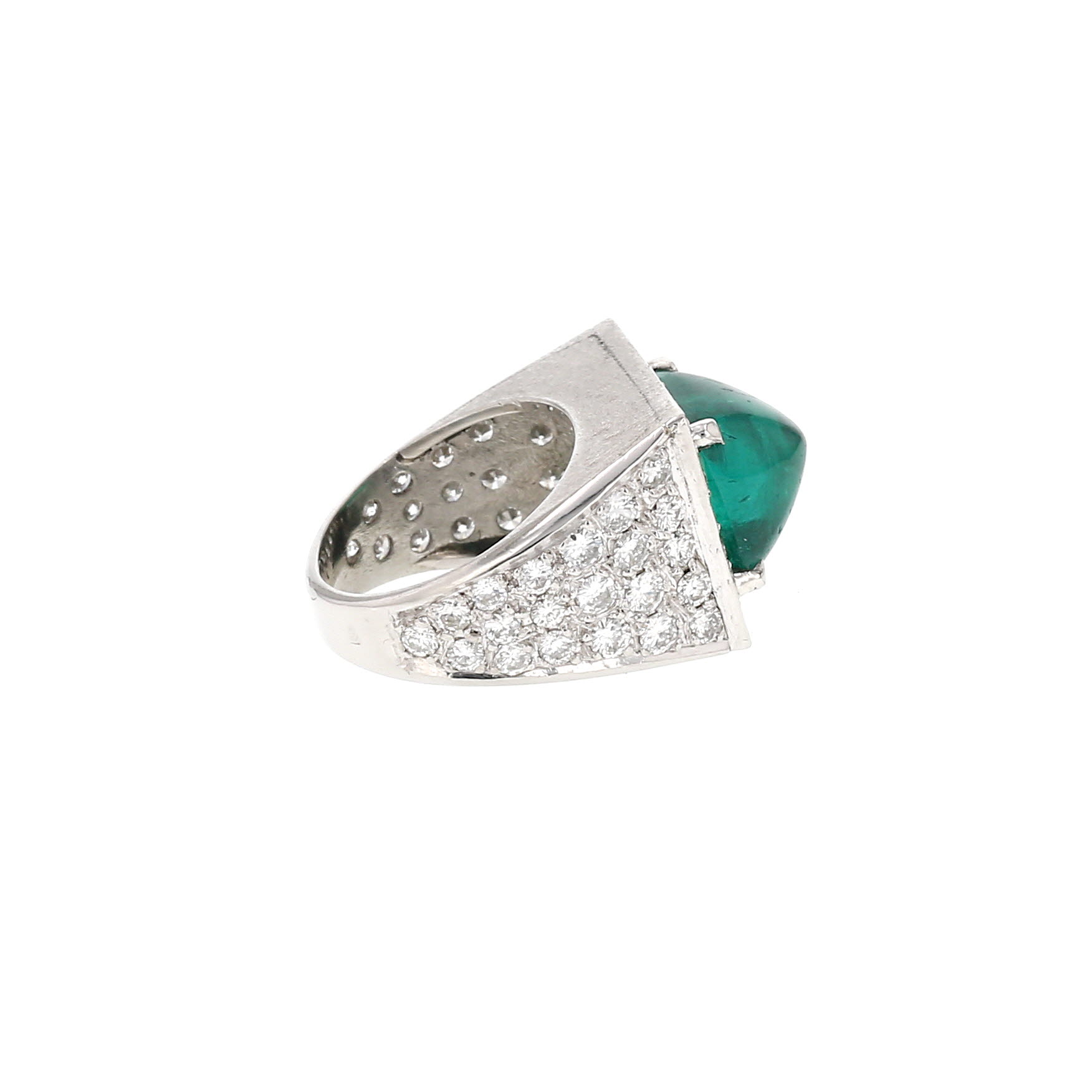 Vintage ring in platinum, emerald and diamonds