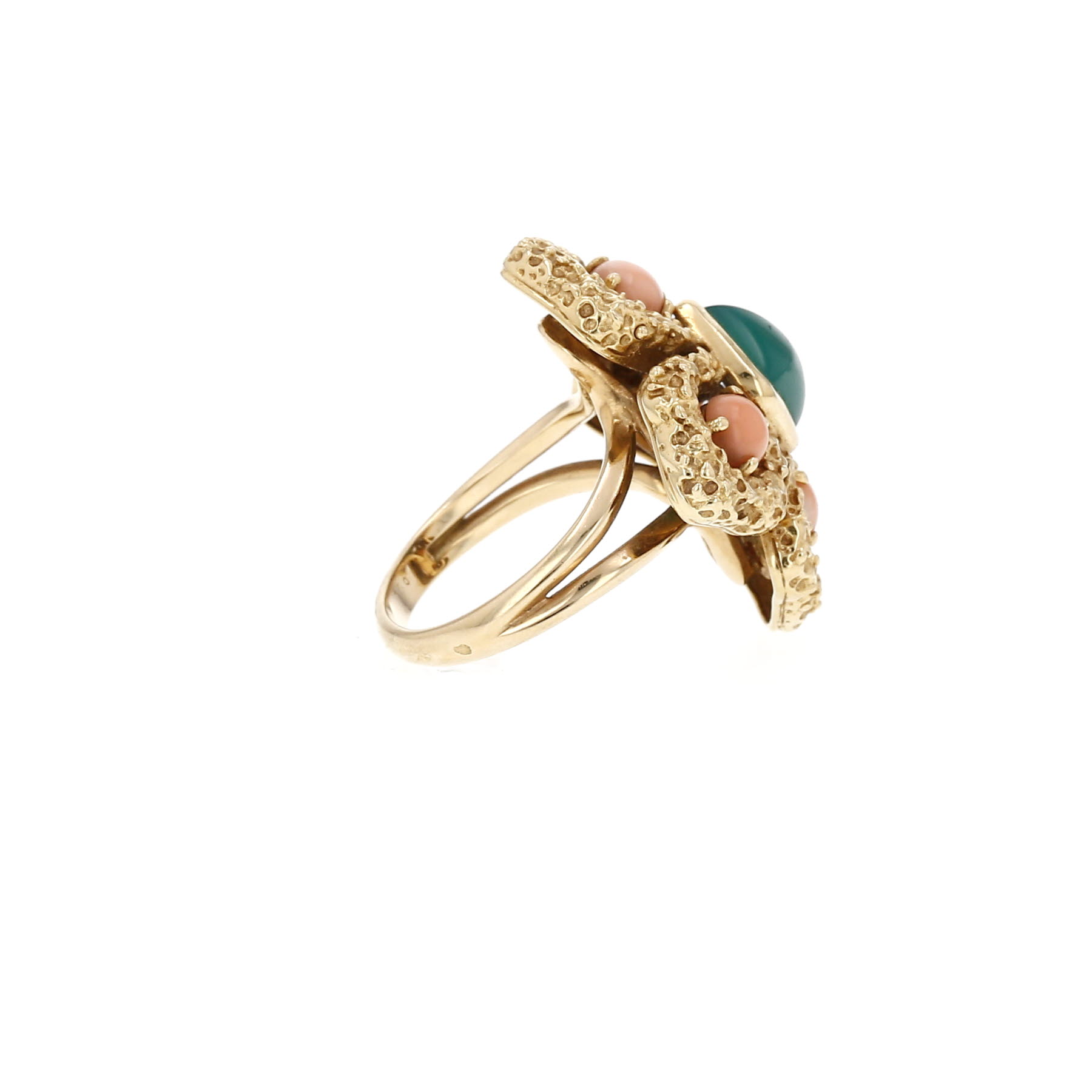 Van Cleef 
Arpels Delphes  1970's ring in yellow gold, chrysoprase and coral