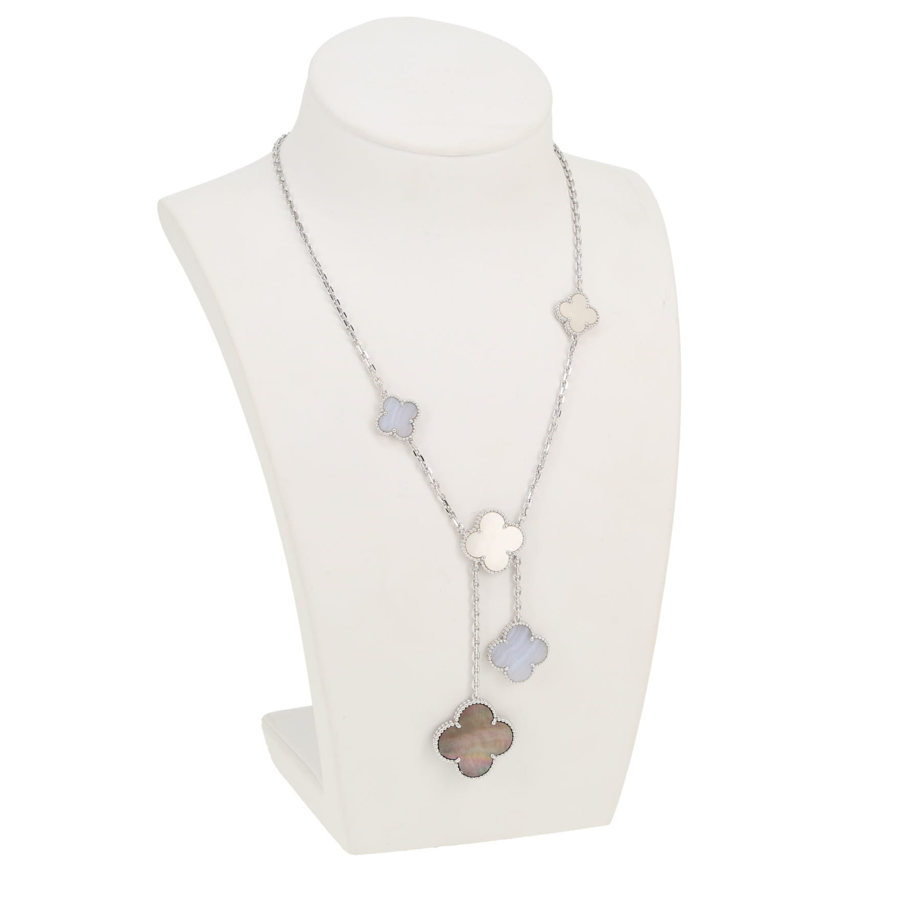 Collier Van Cleef 
Arpels Magic Alhambra en or blanc, calcédoine et nacre