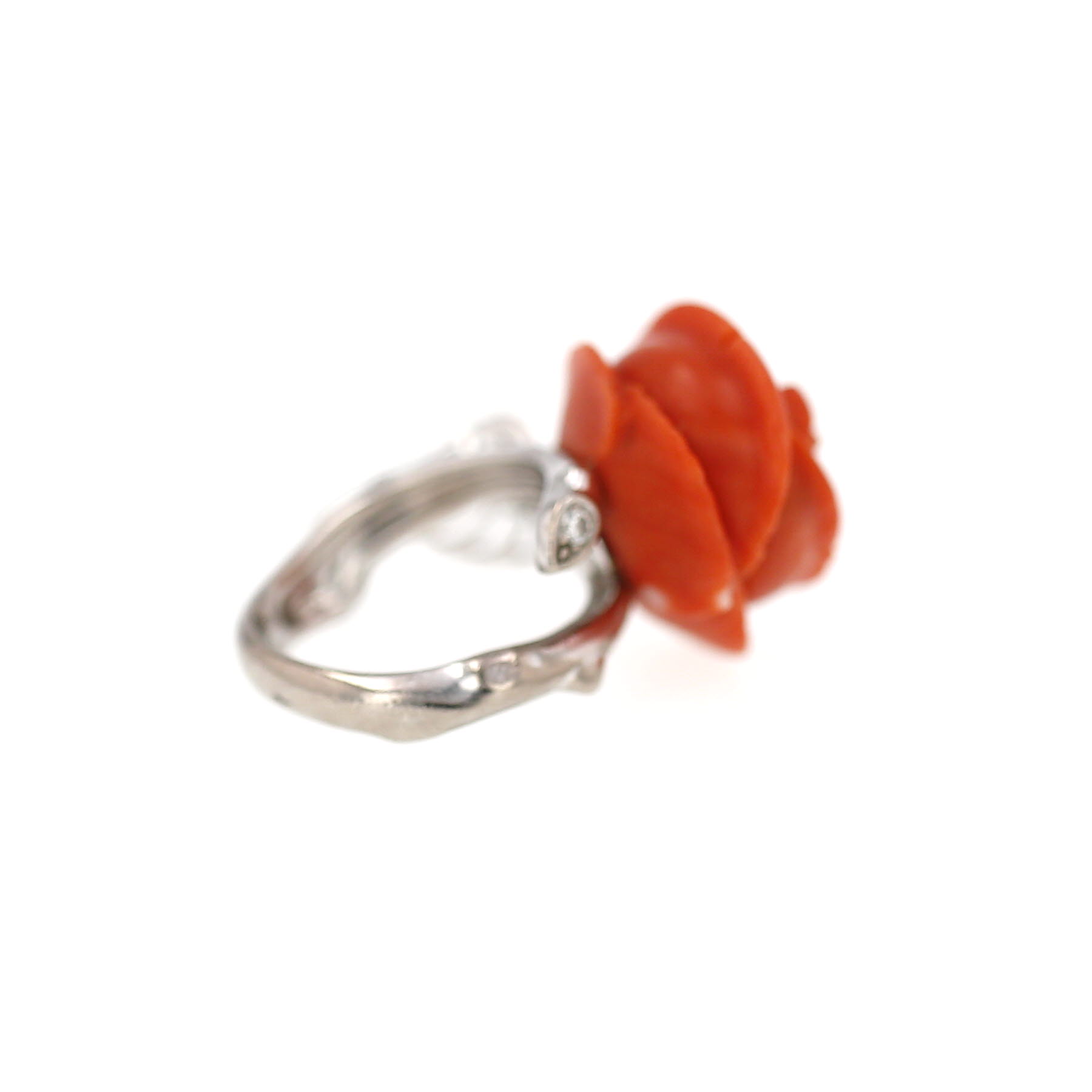 Bague Dior Pré Catelan en or blanc, corail rouge et diamant