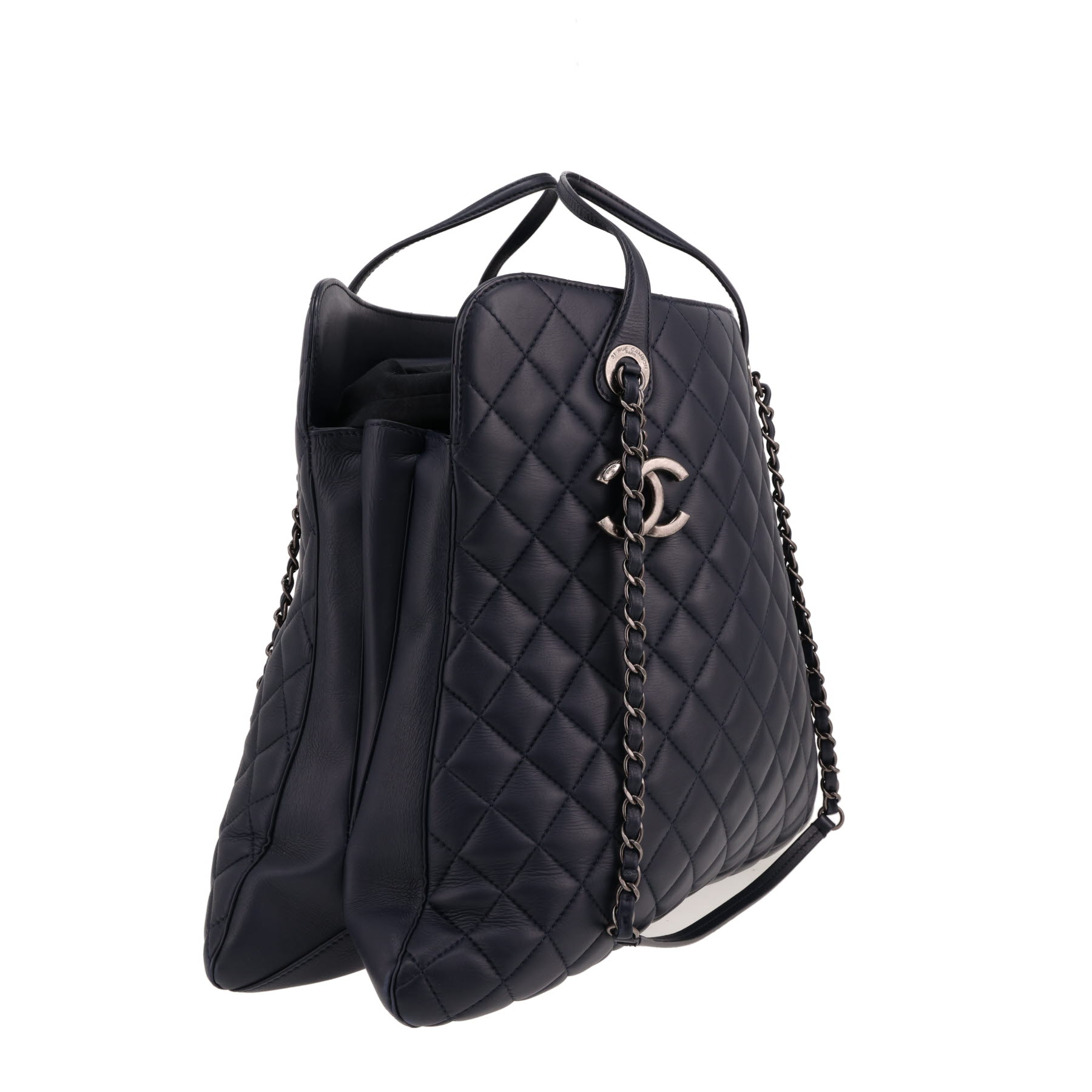 Chanel   shopping bag  in navy blue quilted leather