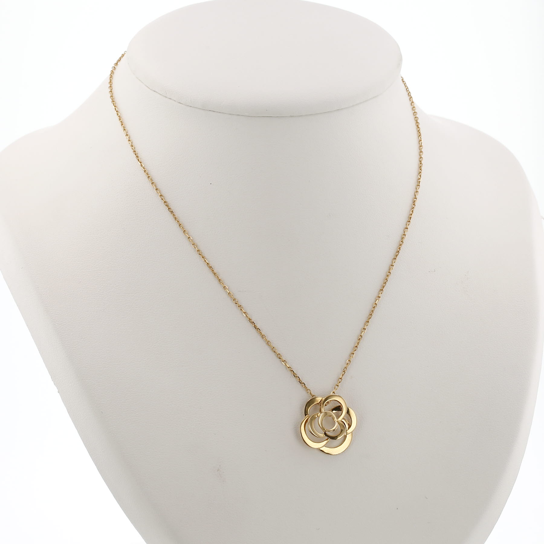 Chanel Camélia Fil pendant in yellow gold