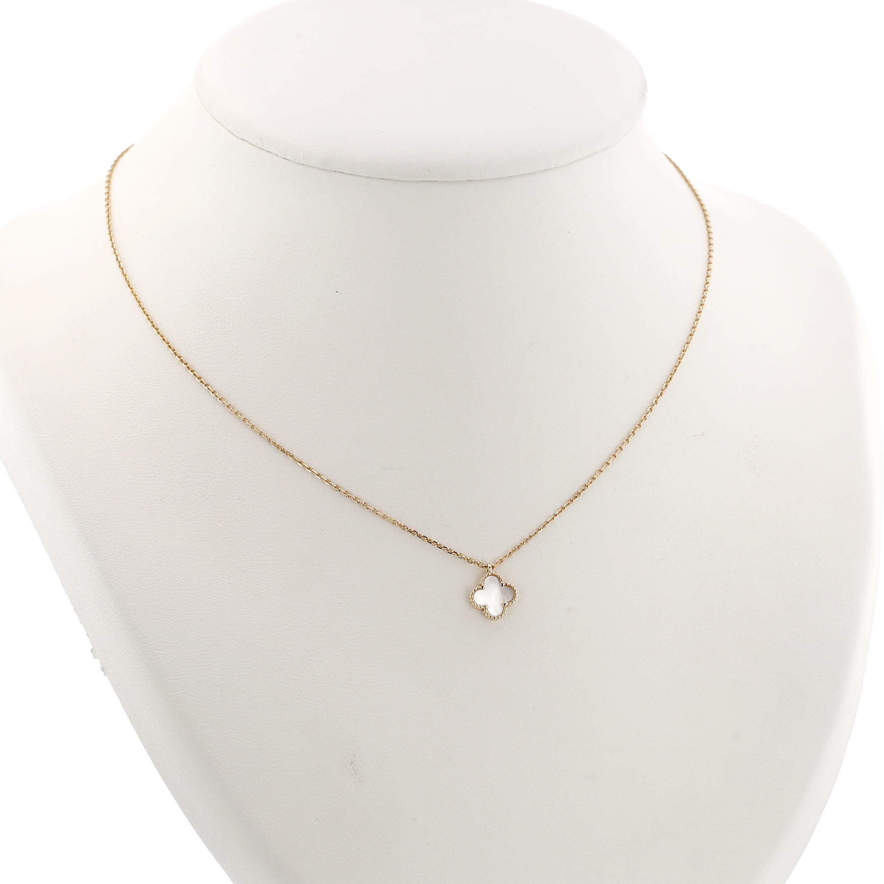 Collier Van Cleef & Arpels Sweet Alhambra petit modèle en or jaune et nacre