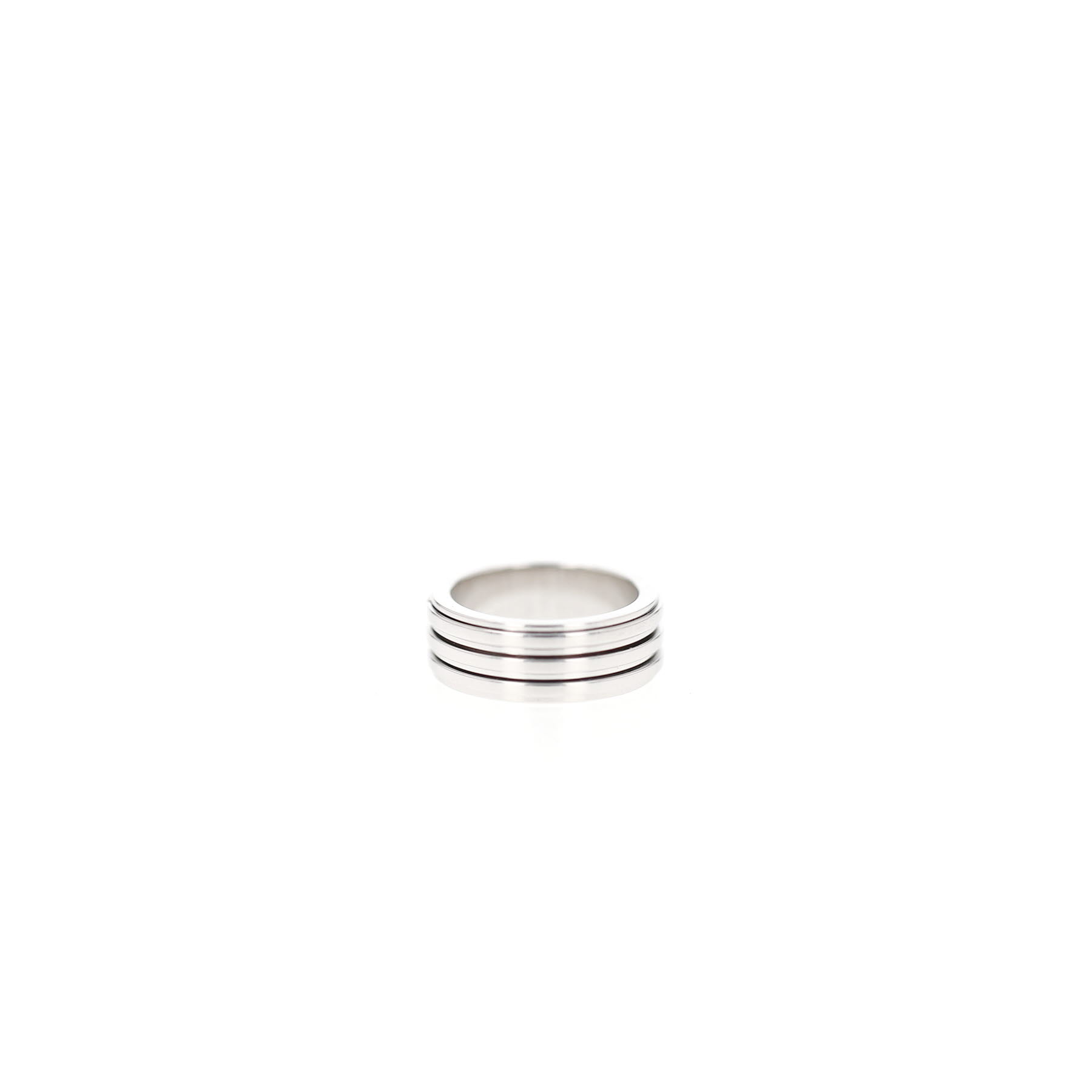 Twisted Piaget Possession ring in white gold