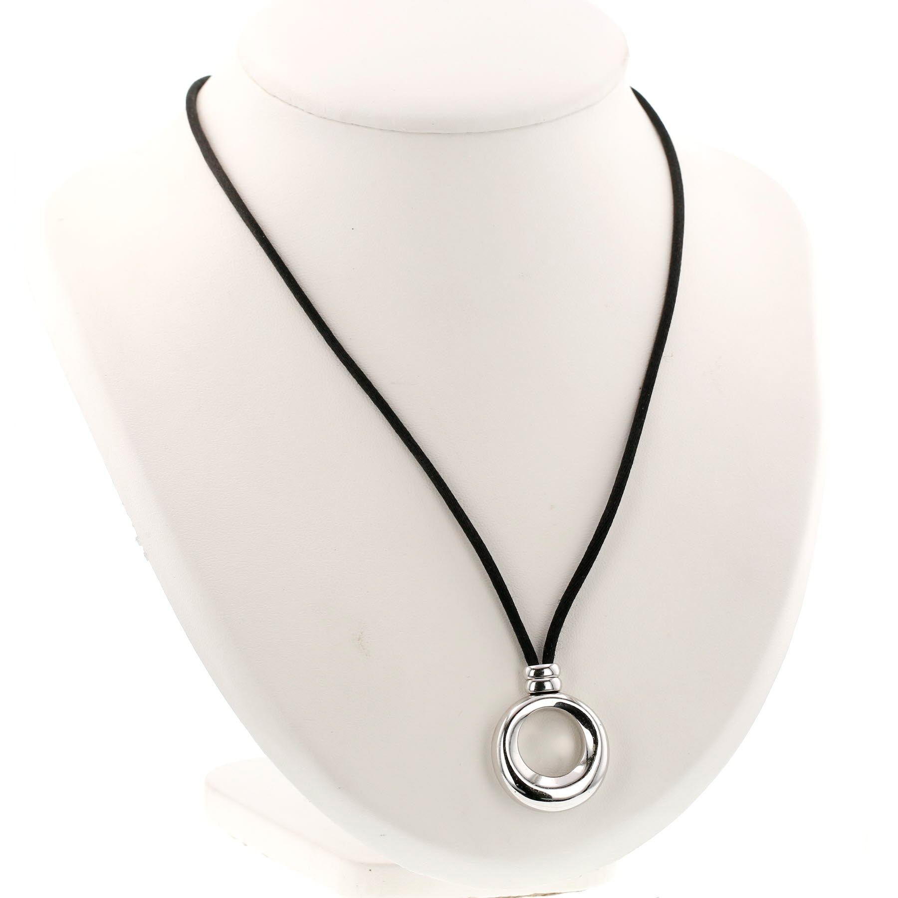 Chaumet Anneau pendant in white gold