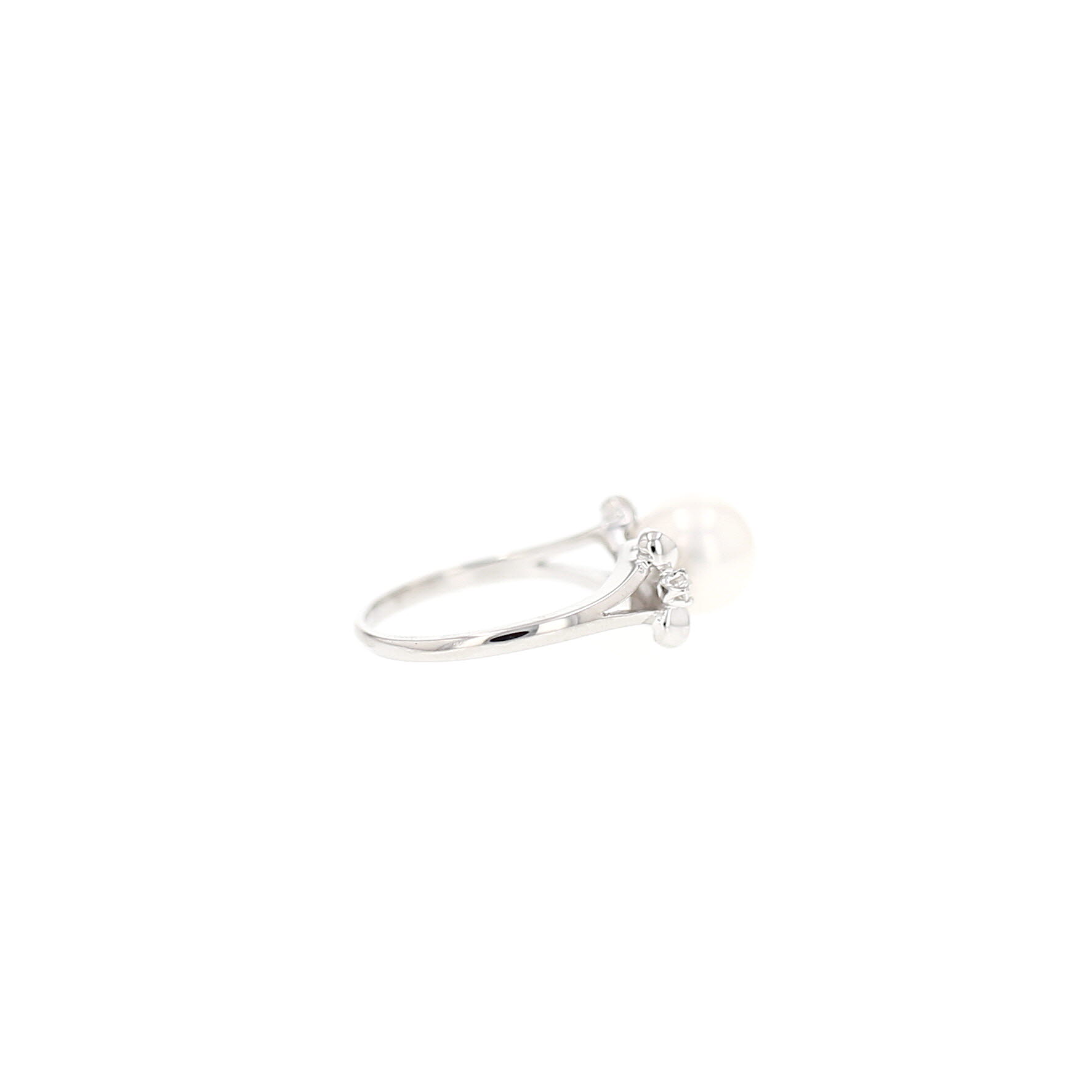 Bague Mikimoto  en platine, perle de culture et diamants