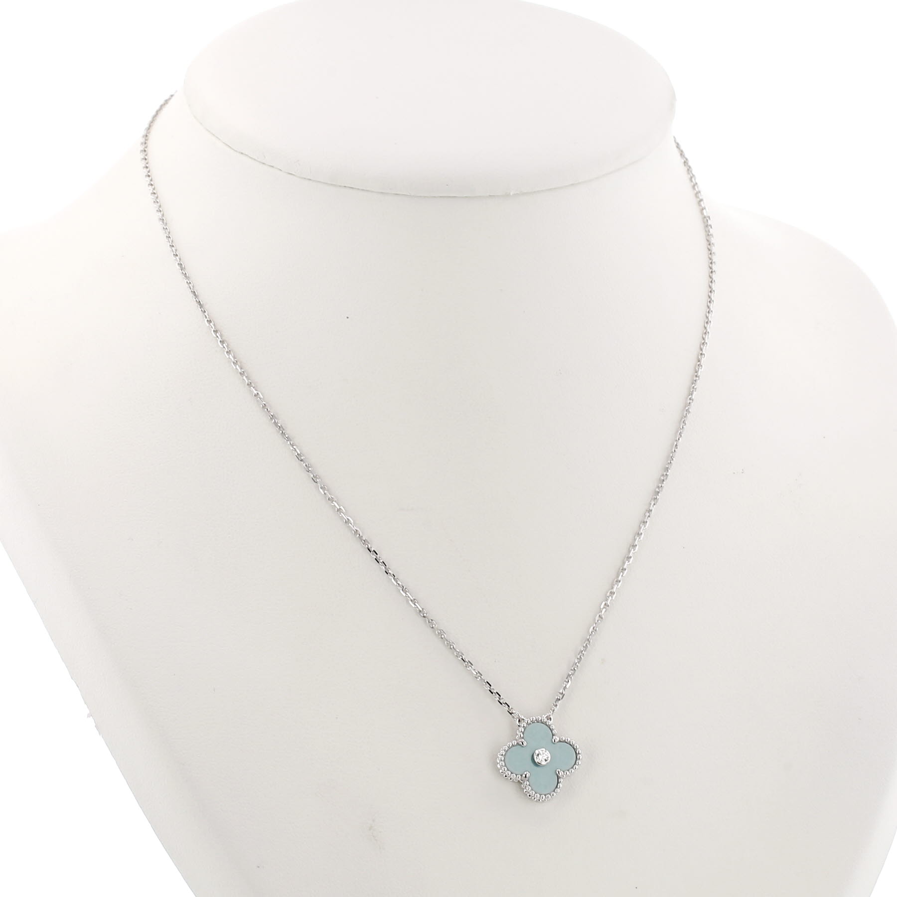 Pendentif Van Cleef & Arpels Holiday Alhambra (2022) en or blanc, porcelaine et diamant