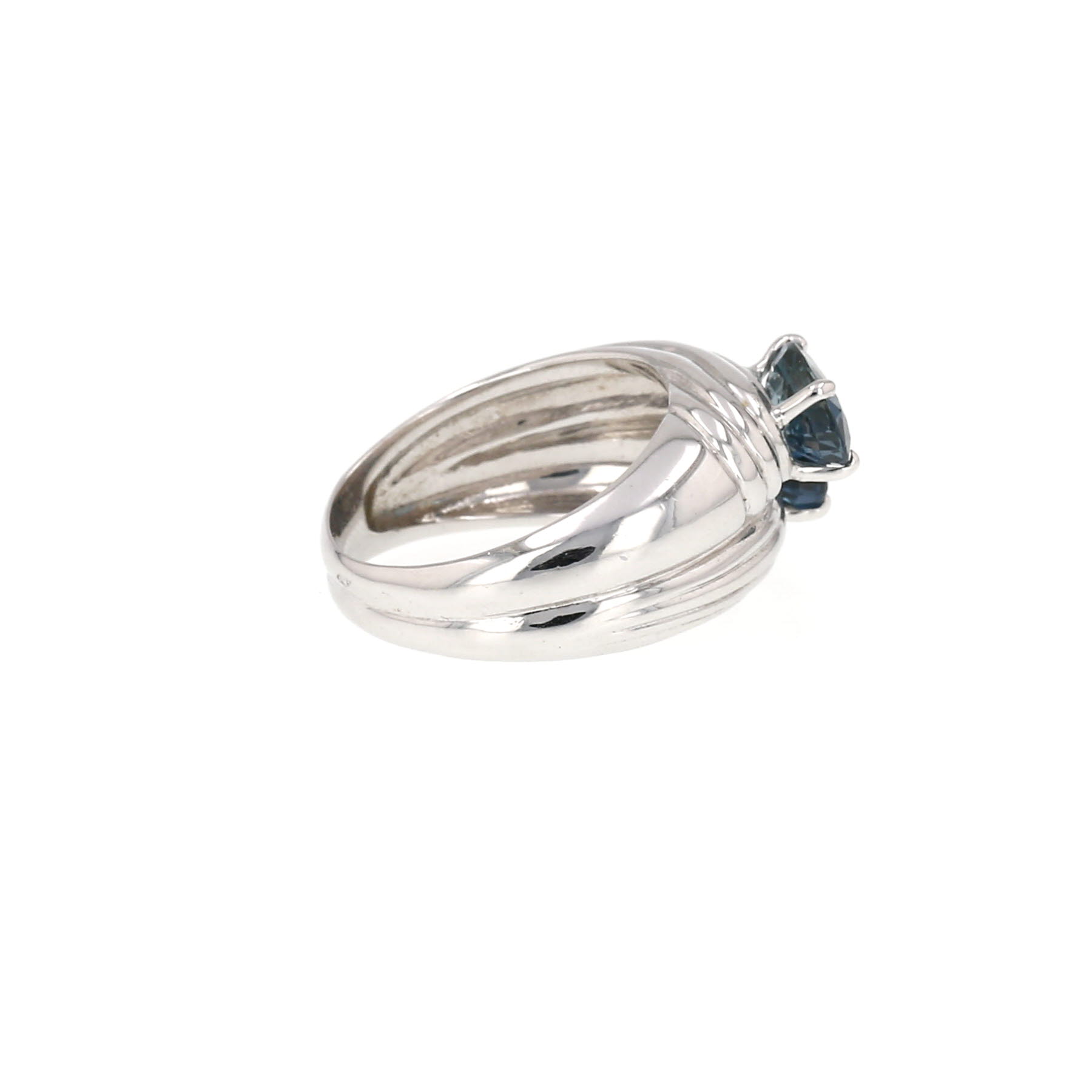 Vintage ring in white gold and sapphires