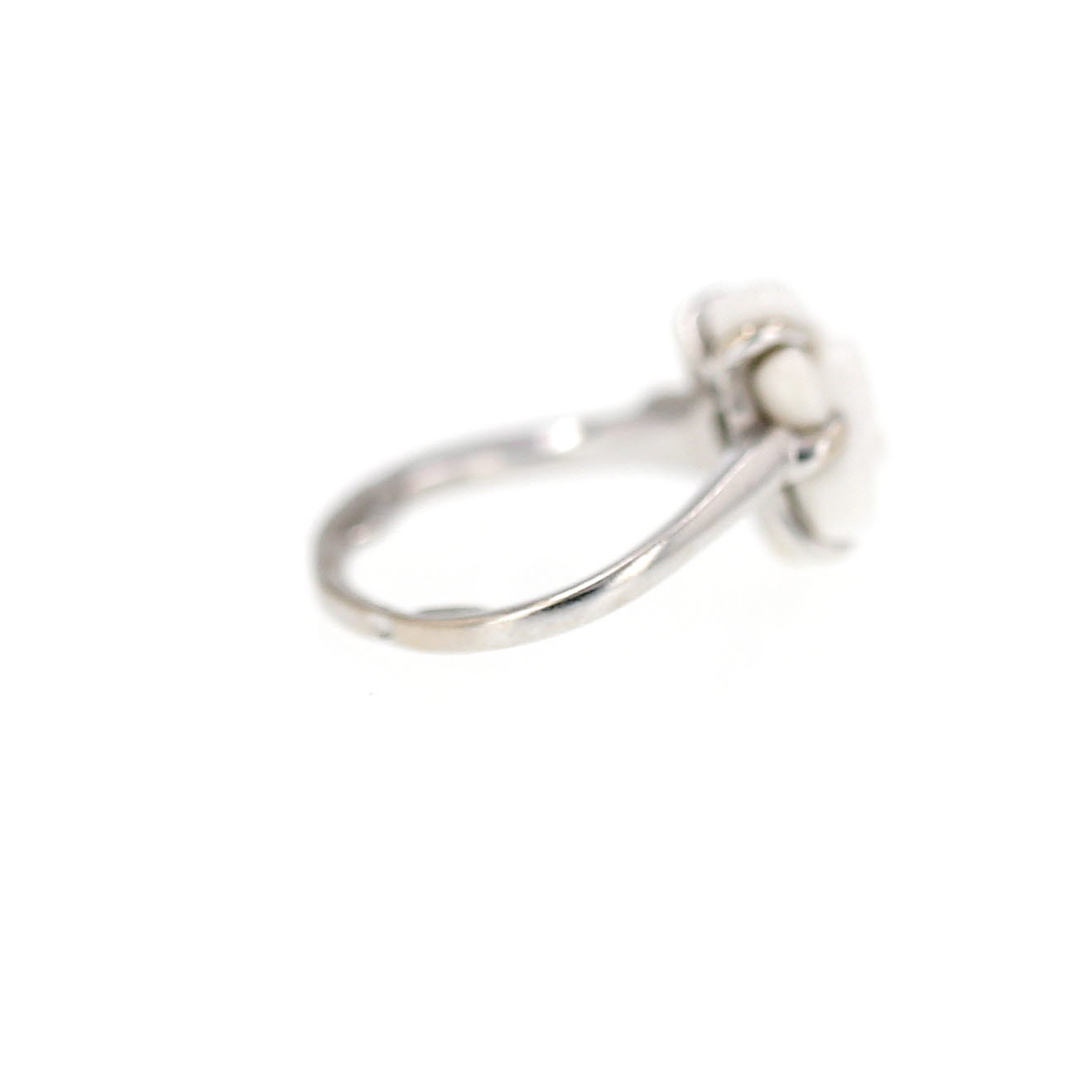 Anillo Chanel Camelia, modelo pequeño, en oro blanco, ágata y diamantes