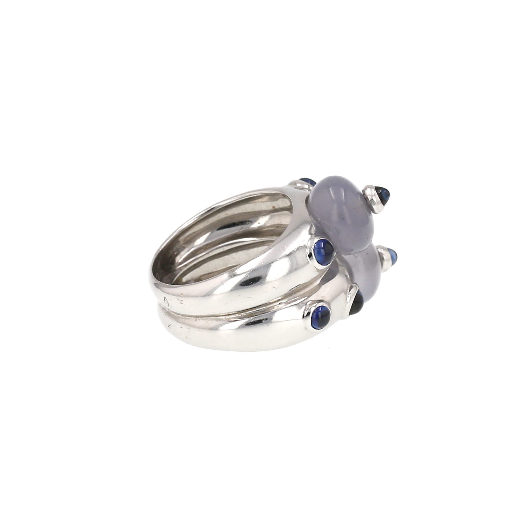 Bague Fred en or blanc, calcédoine bleu et saphirs