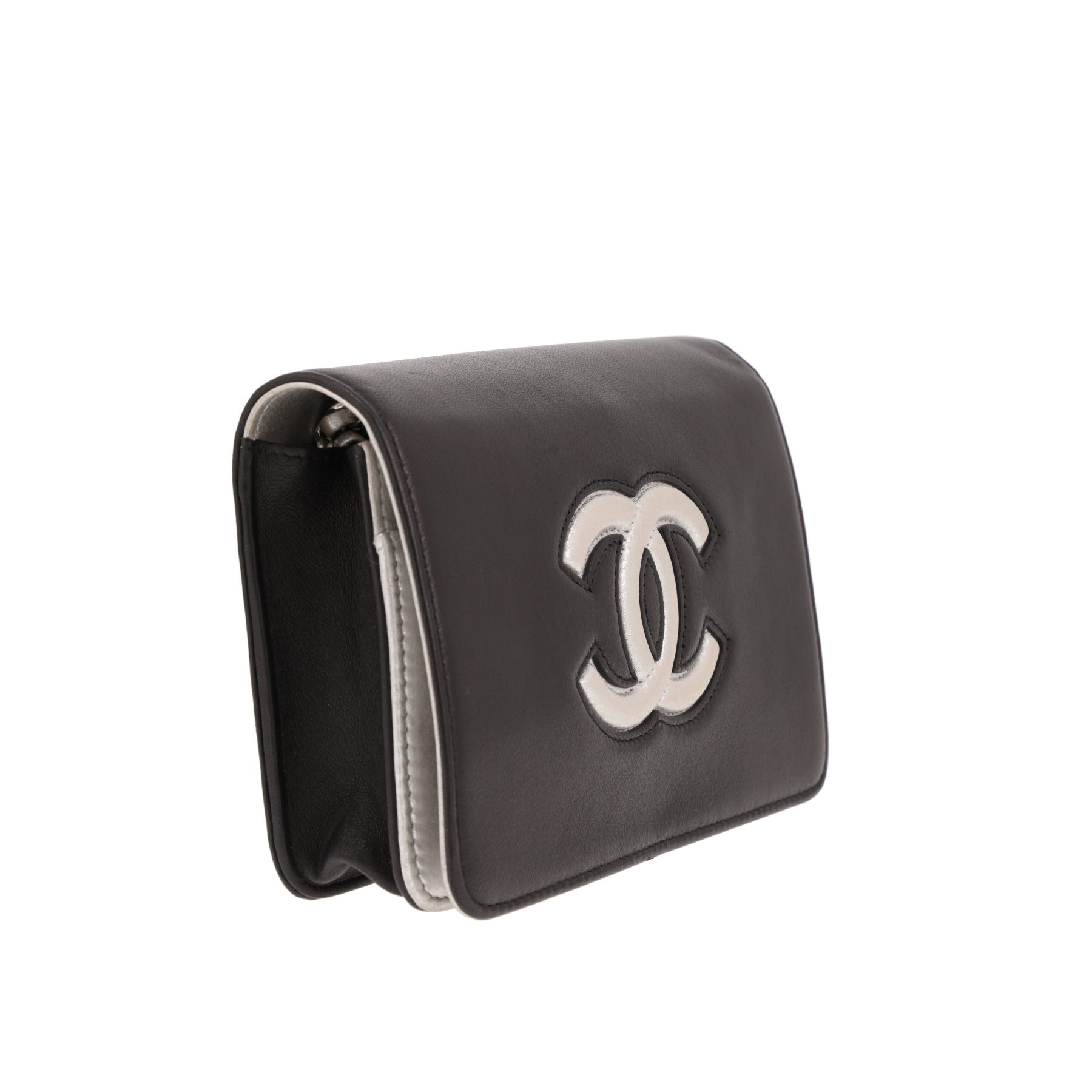 Bolso bandolera Chanel «Wallet on Chain» en piel negra y plateada