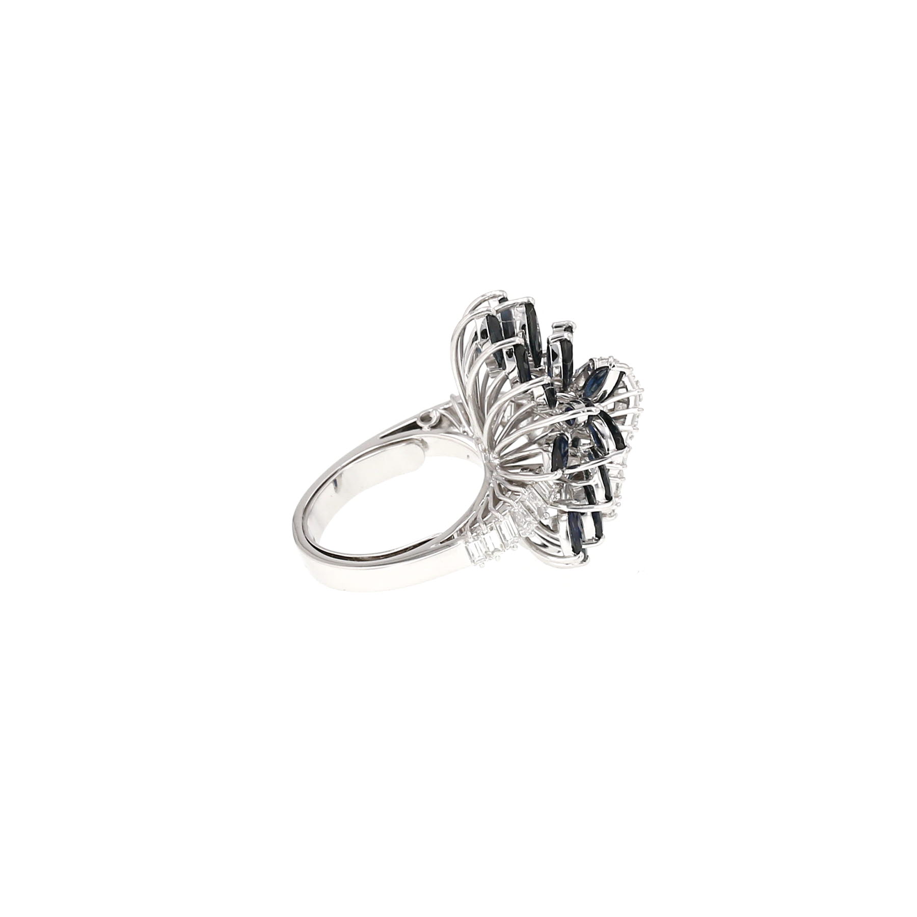 Vintage ring in white gold, set with sapphires and diamonds